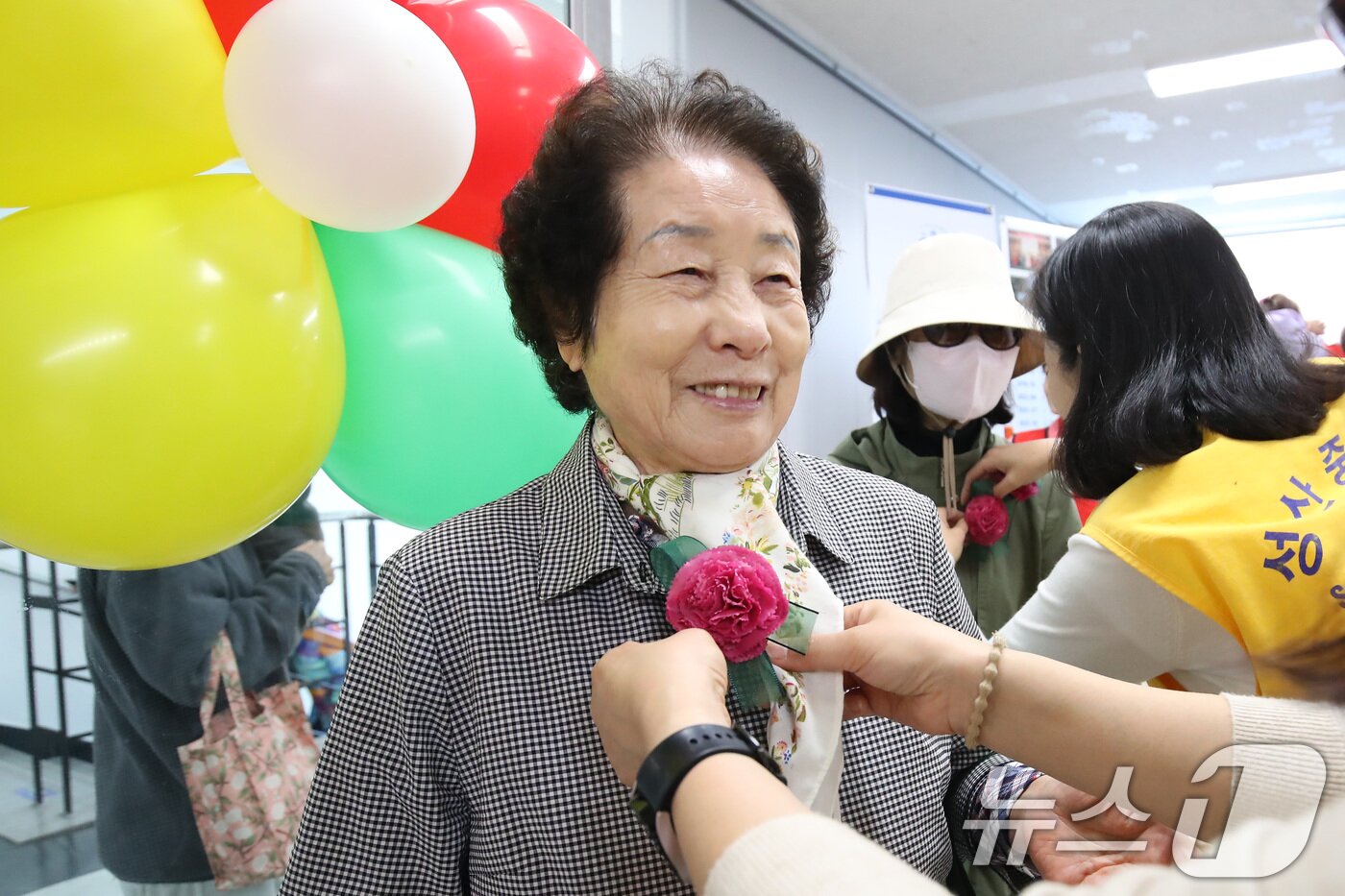 본문 이미지 - 어버이날을 하루 앞둔 7일 오전 대구 달서구 신당체육센터에서 열린 &#39;어버이날 기념 효&#40;孝&#41; 경로잔치&#39;에서 자원봉사자들이 입장하는 어르신에게 카네이션을 달아주고 있다.2025.5.7/뉴스1 ⓒ News1 공정식 기자