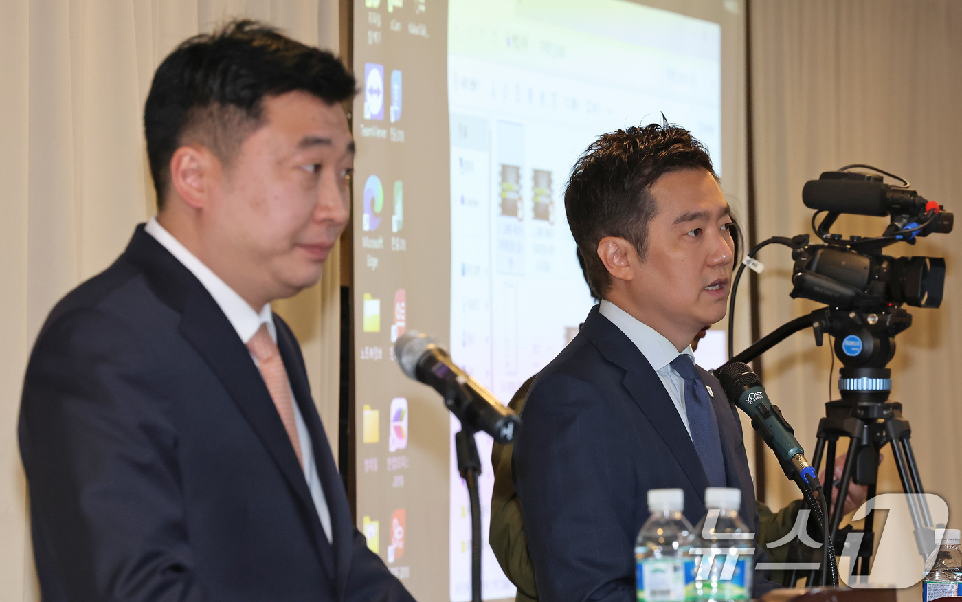 (서울=뉴스1) 장수영 기자 = 김세의 가로세로연구소 대표와 故김새론 유족 법률대리인 부지석 변호사가 7일 오후 서울 강남구 스페이스쉐어에서 김수현 배우 관련 기자회견을 하고 있다 …