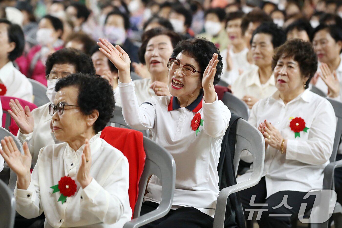 본문 이미지 - 어버이날을 하루 앞둔 7일 오전 대구 달서구 신당체육센터에서 열린 &#39;어버이날 기념 효&#40;孝&#41; 경로잔치&#39;를 찾은 어르신들이 손뼉을 치며 축하공연을 즐기고 있다. 2025.5.7/뉴스1 ⓒ News1 공정식 기자