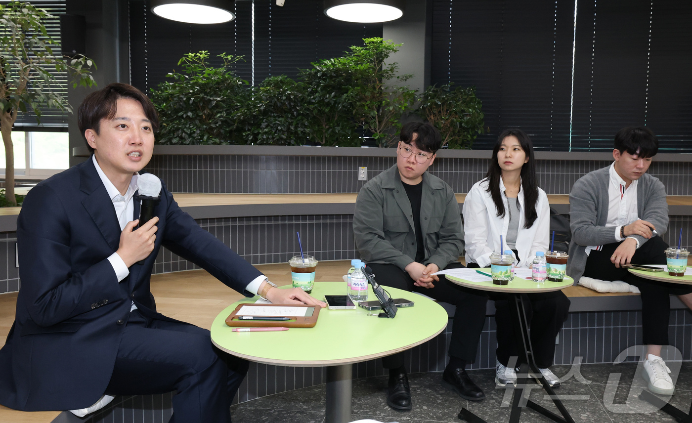 (대전=뉴스1) 김기태 기자 = 이준석 개혁신당 대선 후보가 7일 대전 유성구 한국과학기술원(KAIST)에서 학생들과 '2030 현장 청취' 간담회를 하고 있다. 2025.5.7/ …