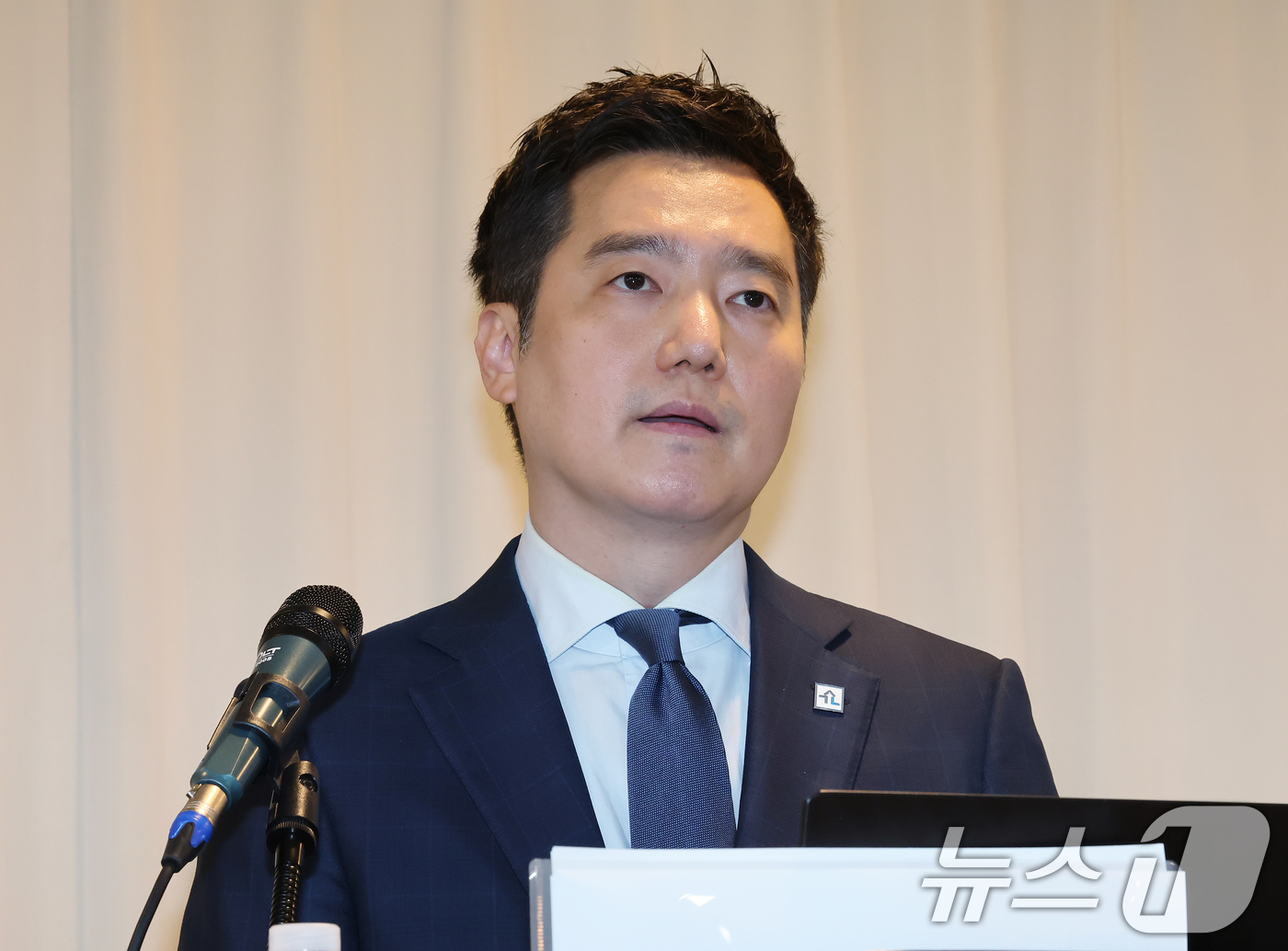 (서울=뉴스1) 장수영 기자 = 김세의 가로세로연구소 대표와 故김새론 유족 법률대리인 부지석 변호사가 7일 오후 서울 강남구 스페이스쉐어에서 김수현 배우 관련 기자회견을 하고 있다 …