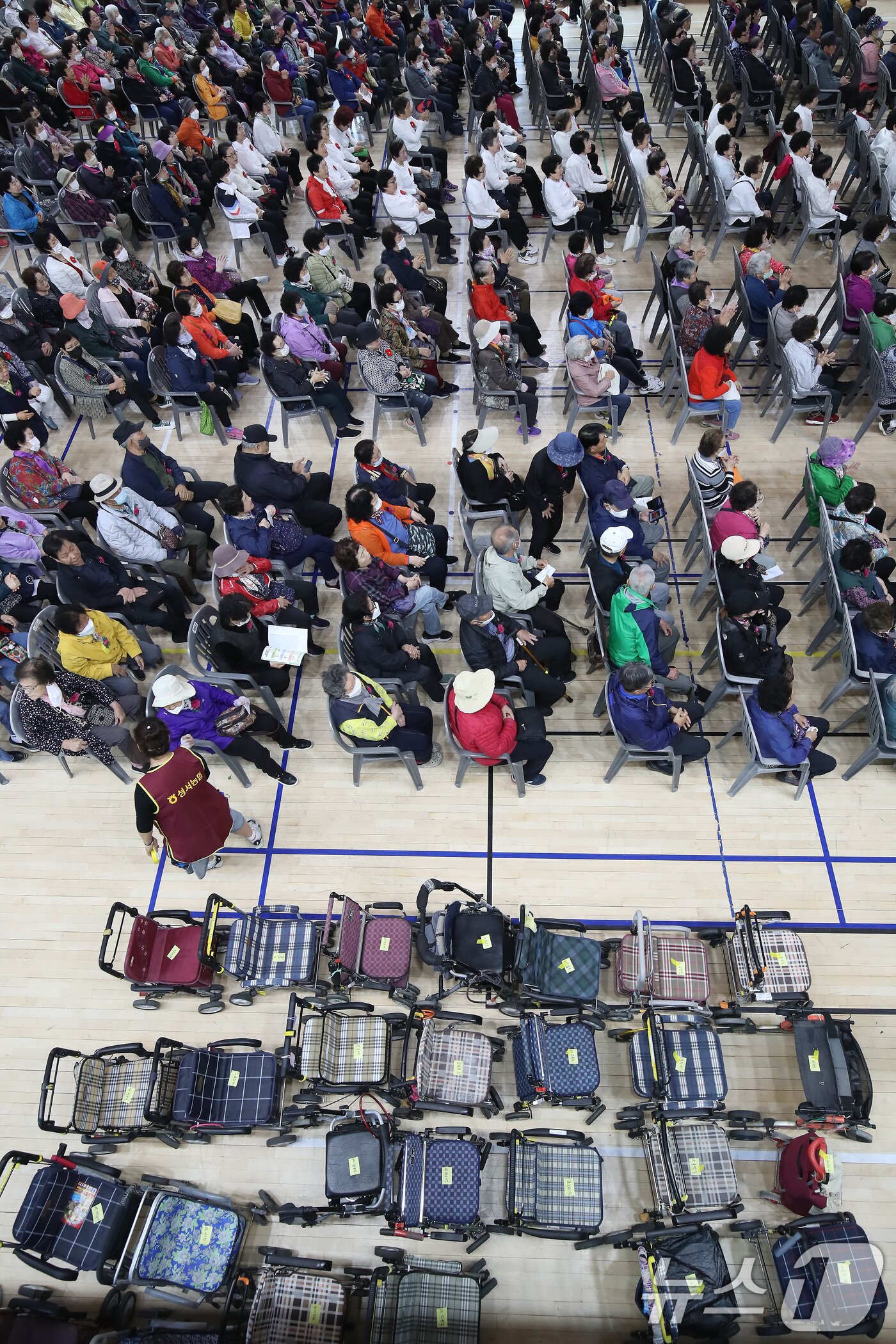 본문 이미지 - 어버이날을 하루 앞둔 7일 오전 대구 달서구 신당체육센터에서 열린 &#39;어버이날 기념 효&#40;孝&#41; 경로잔치&#39;를 찾은 어르신들의 보행보조기&#40;어르신 유모차&#41;가 행사장 한편에 빼곡히 세워져 있다.  2025.5.7/뉴스1 ⓒ News1 공정식 기자
