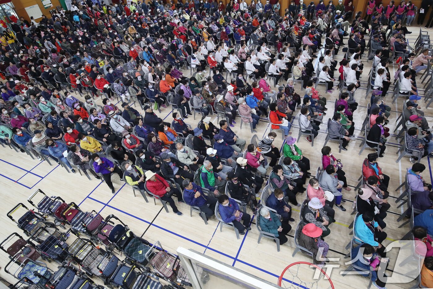 본문 이미지 - 어버이날을 하루 앞둔 7일 오전 대구 달서구 신당체육센터에서 열린 &#39;어버이날 기념 효&#40;孝&#41; 경로잔치&#39;를 찾은 어르신들의 보행보조기&#40;어르신 유모차&#41;가 행사장 한편에 빼곡히 세워져 있다. 지난해 3월 폐교한 신당중학교는 리모델링을 거쳐 한국어교육센터, 달서디지털창작센터, 신당체육센터 등 지역 주민을 위한 공간으로 활용되고 있다. 2025.5.7/뉴스1 ⓒ News1 공정식 기자
