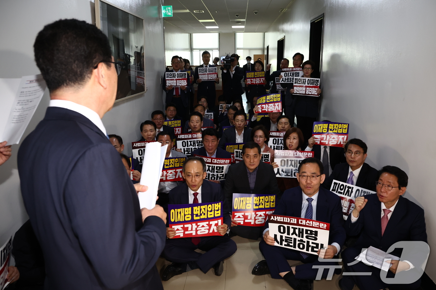 (서울=뉴스1) 김민지 기자 = 국민의힘 주호영 국회부의장을 비롯한 의원들이 7일 오후 서울 여의도 국회 행정안전위원회 회의실 앞에서 형사소송법 개정안과 공직선거법 개정안 강행 처 …