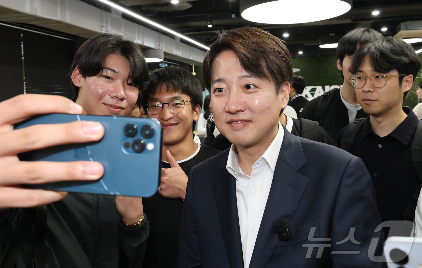 (대전=뉴스1) 김기태 기자 = 이준석 개혁신당 대선 후보가 7일 대전 유성구 한국과학기술원(KAIST)에서 학생들과 '2030 현장 청취' 간담회를 마치고 셀피 촬영을 하고 있다 …
