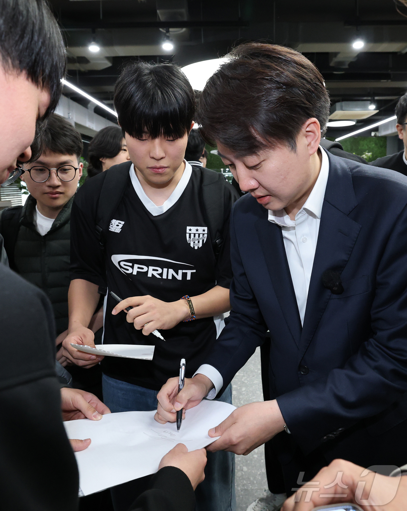(대전=뉴스1) 김기태 기자 = 이준석 개혁신당 대선 후보가 7일 대전 유성구 한국과학기술원(KAIST)에서 학생들과 '2030 현장 청취' 간담회를 마치고 사인을 하고 있다. 2 …