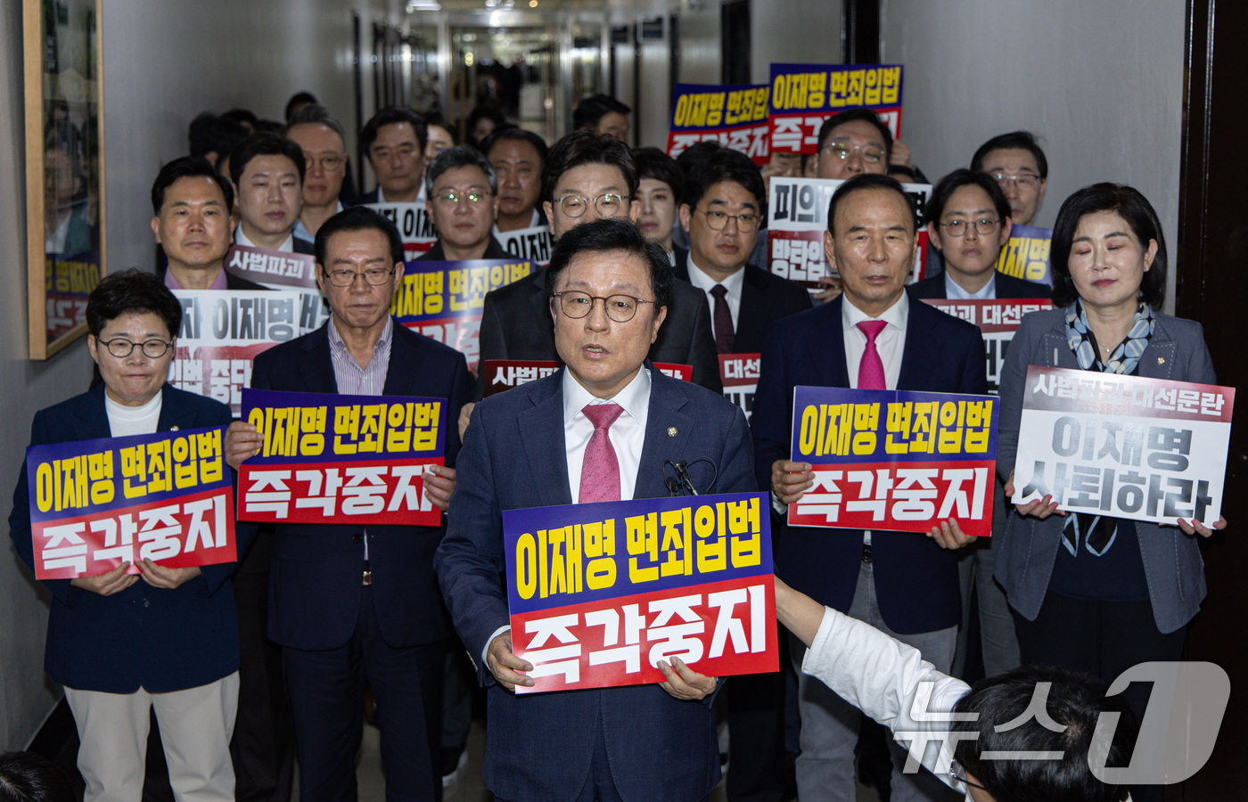 (서울=뉴스1) 이재명 기자 = 박형수 국민의힘 원내수석부대표가 7일 오후 서울 여의도 국회 법제사법위원회 전체회의장 앞에서 '대통령 당선시 재판 정지법' 상정 규탄 발언을 하고 …