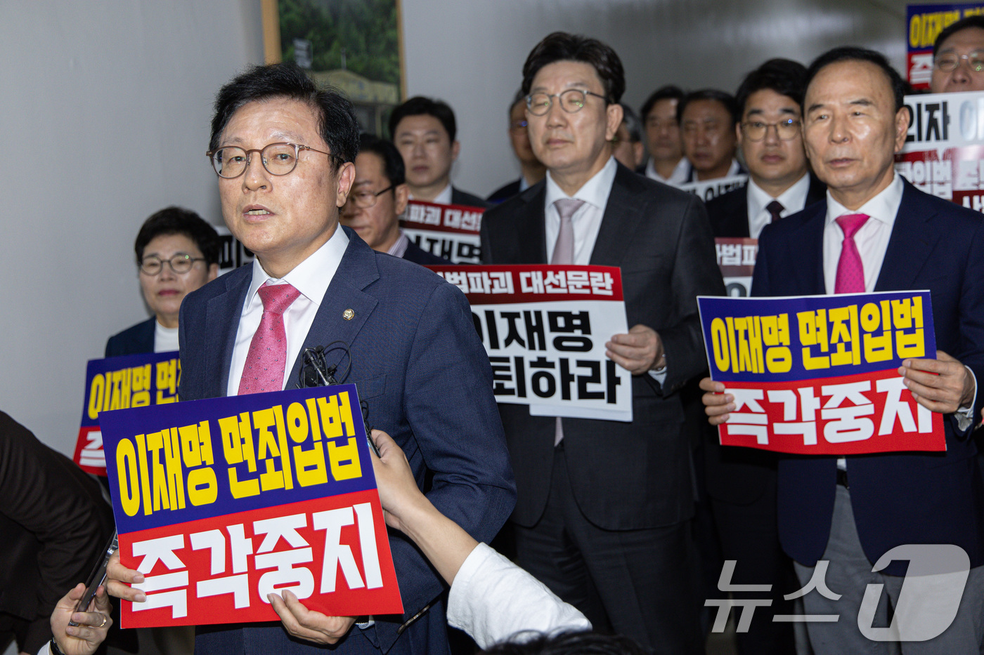 (서울=뉴스1) 이재명 기자 = 박형수 국민의힘 원내수석부대표가 7일 오후 서울 여의도 국회 법제사법위원회 전체회의장 앞에서 '대통령 당선시 재판 정지법' 상정 규탄 발언을 하고 …