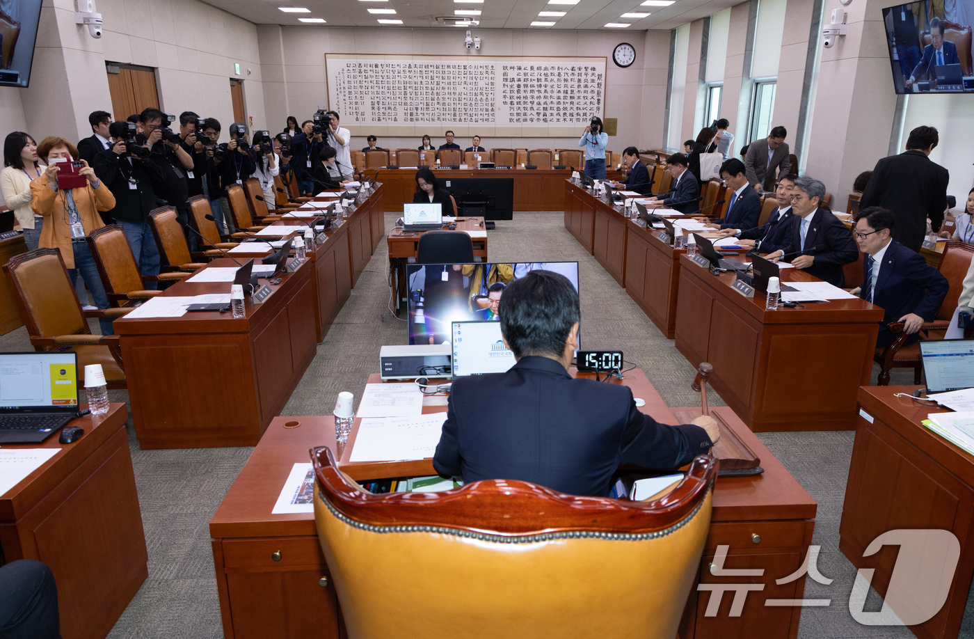 (서울=뉴스1) 이재명 기자 = 정청래 국회 법제사법위원회 위원장이 7일 오후 서울 여의도 국회에서 열린 법사위 전체회의에서 의사봉을 두드리고 있다. 2025.5.7/뉴스1