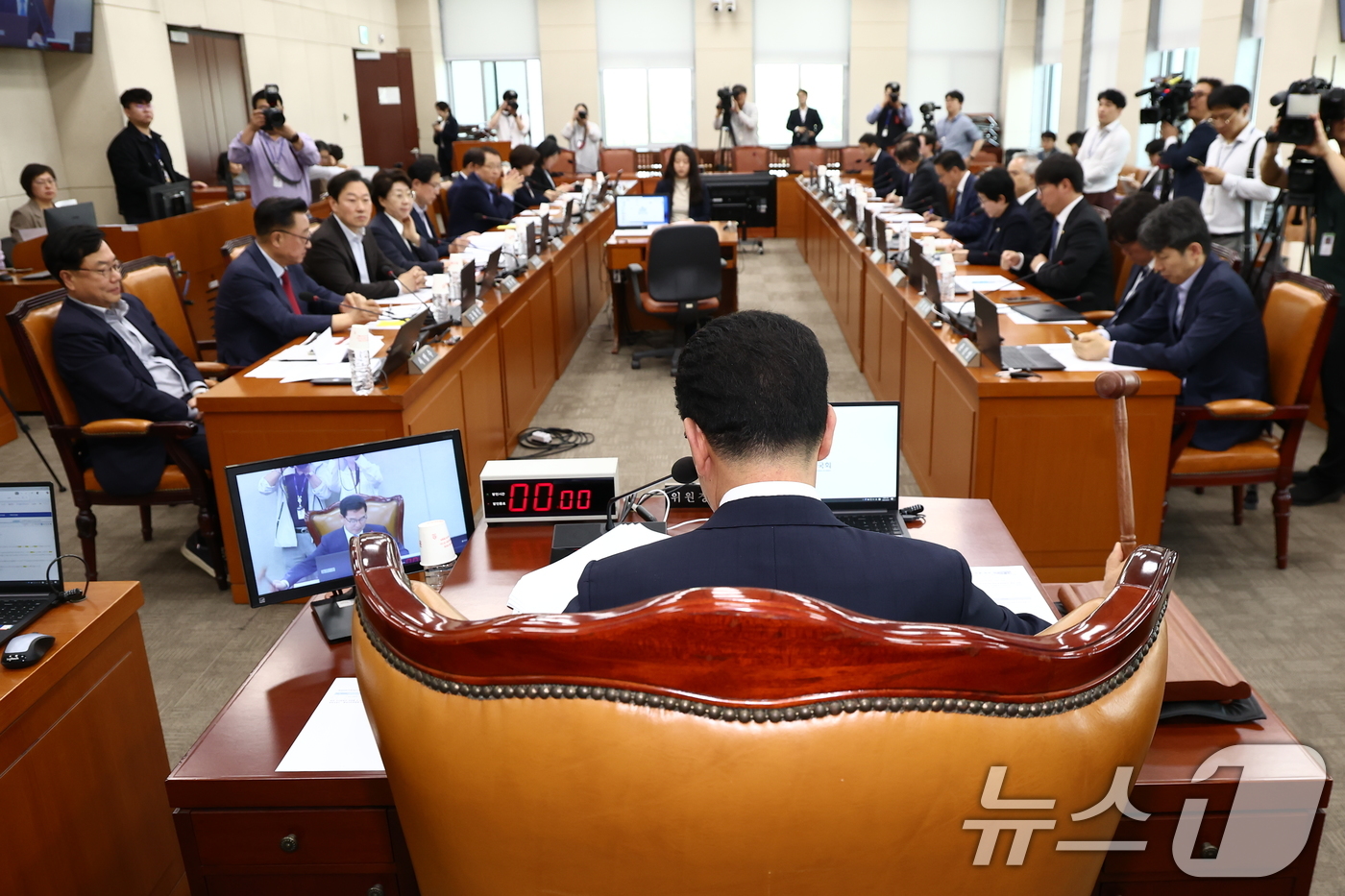 (서울=뉴스1) 김민지 기자 = 신정훈 행정안전위원장이 7일 오후 서울 여의도 국회 행정안전위원회 전체회의에서 안건을 상정하며 의사봉을 두드리고 있다.  2025.5.7/뉴스1