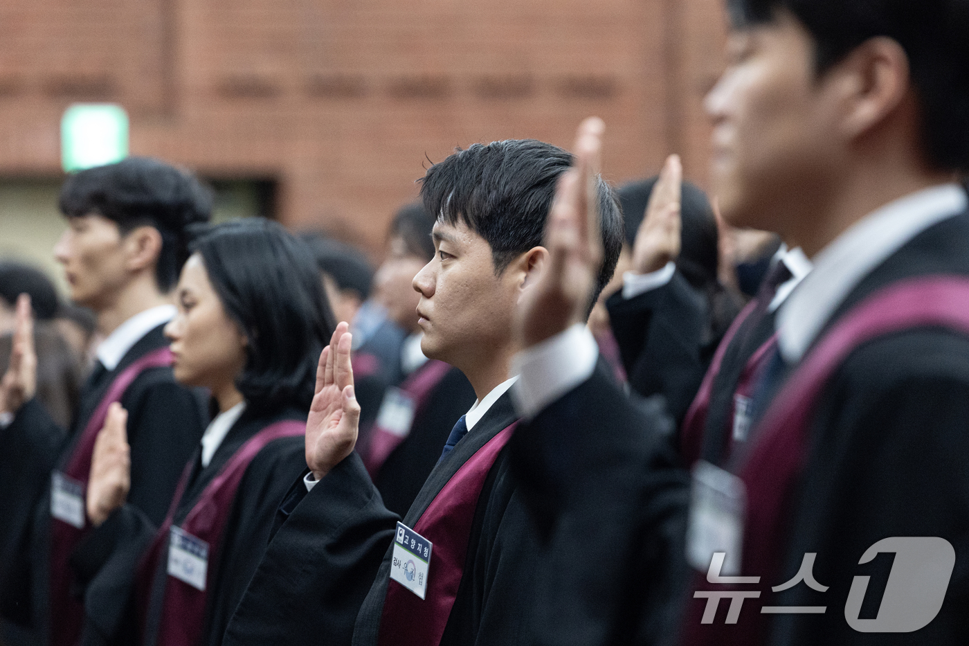 (서울=뉴스1) 이승배 기자 = 7일 경기 과천시 법무부에서 열린 신임검사 임관식에서 신임 검사들이 선서를 하고 있다. 2025.5.7/뉴스1