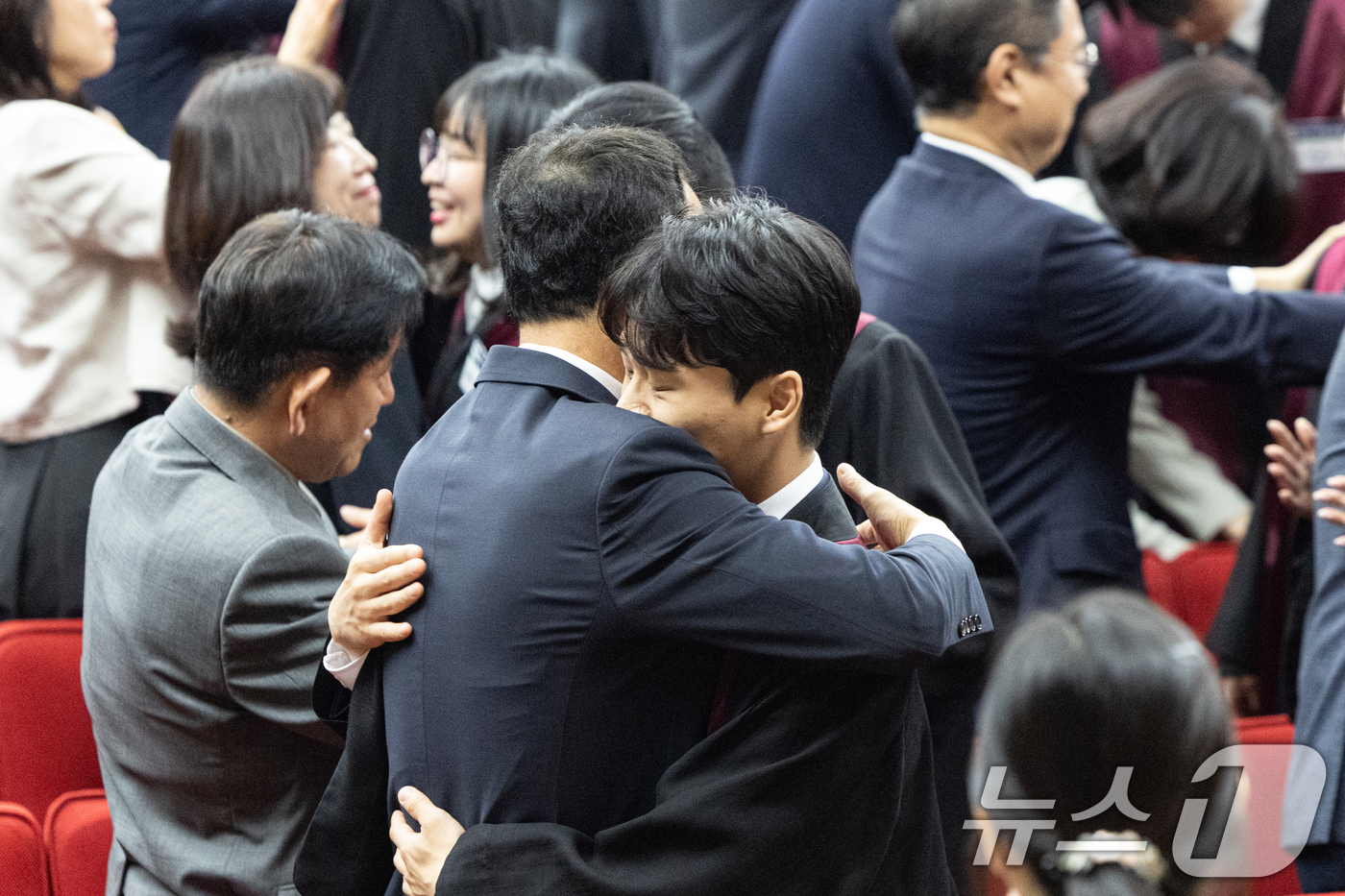(서울=뉴스1) 이승배 기자 = 7일 경기 과천시 법무부에서 열린 신임검사 임관식에서 신임 검사들의 부모님들이 법복을 입혀주고 포옹하고 있다. 2025.5.7/뉴스1