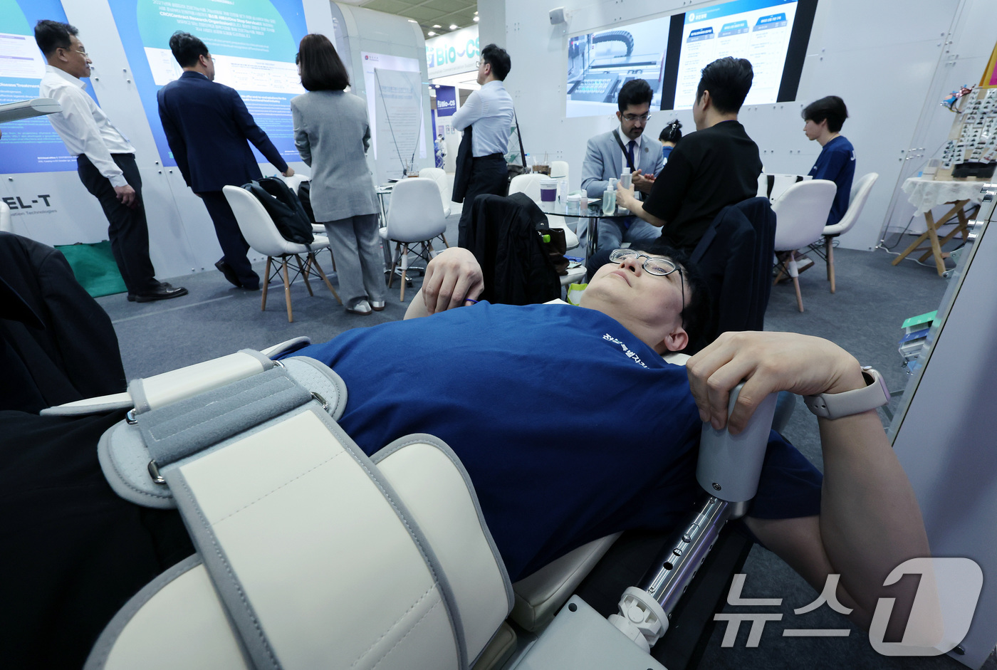 (서울=뉴스1) 이동해 기자 = 7일 서울 강남구 코엑스에서 열린 '바이오코리아 2025'에서 관람객이 디스크 치료 트렉션 장비를 체험하고 있다.올해로 20번째를 맞이한 바이오코리 …