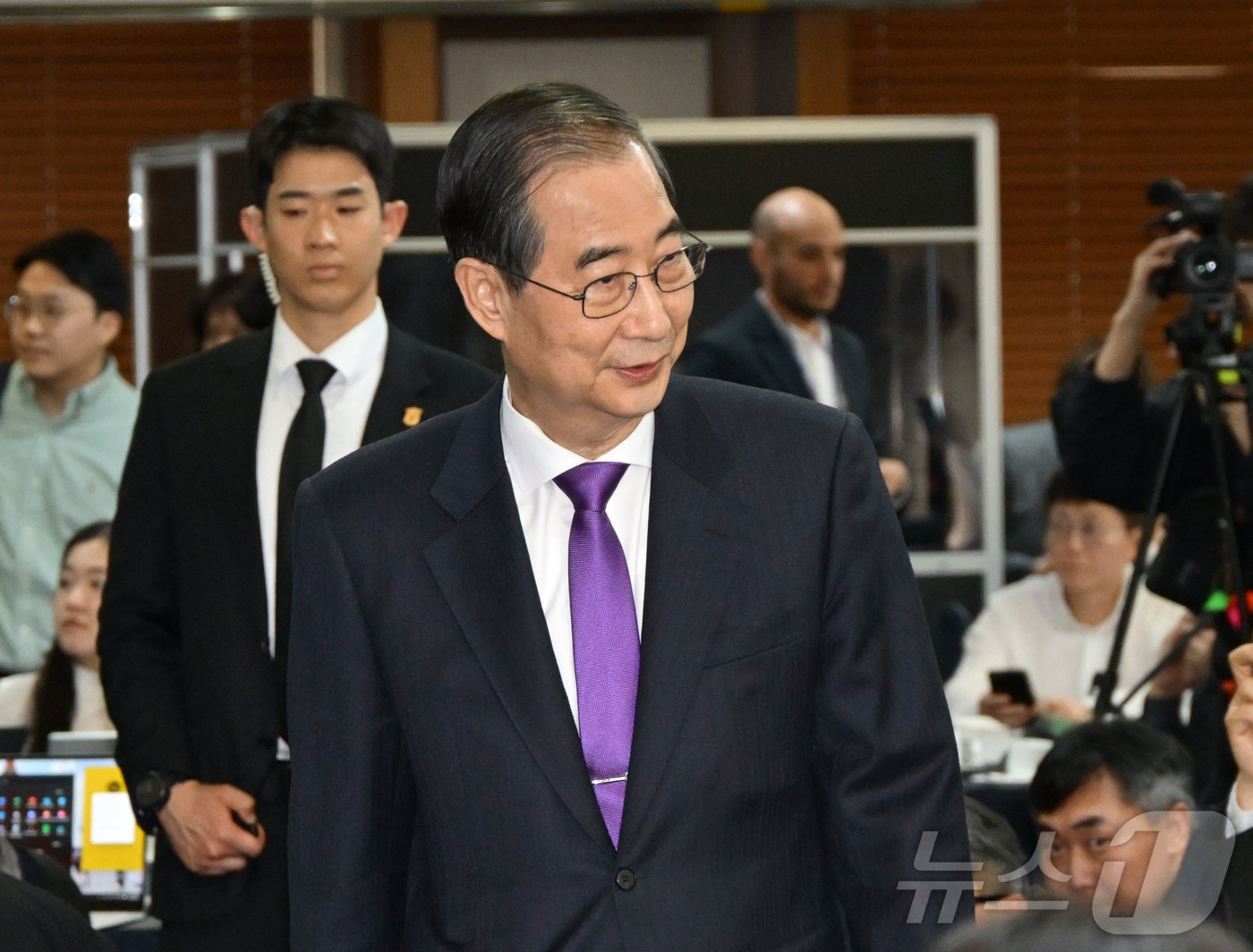 (서울=뉴스1) 국회사진취재단 = 한덕수 무소속 대선 예비후보가 7일 서울 중구 한국프레스센터에서 서울외신기자클럽 초청 기자간담회를 갖기 위해 입장하고 있다. 2025.5.7/뉴스 …