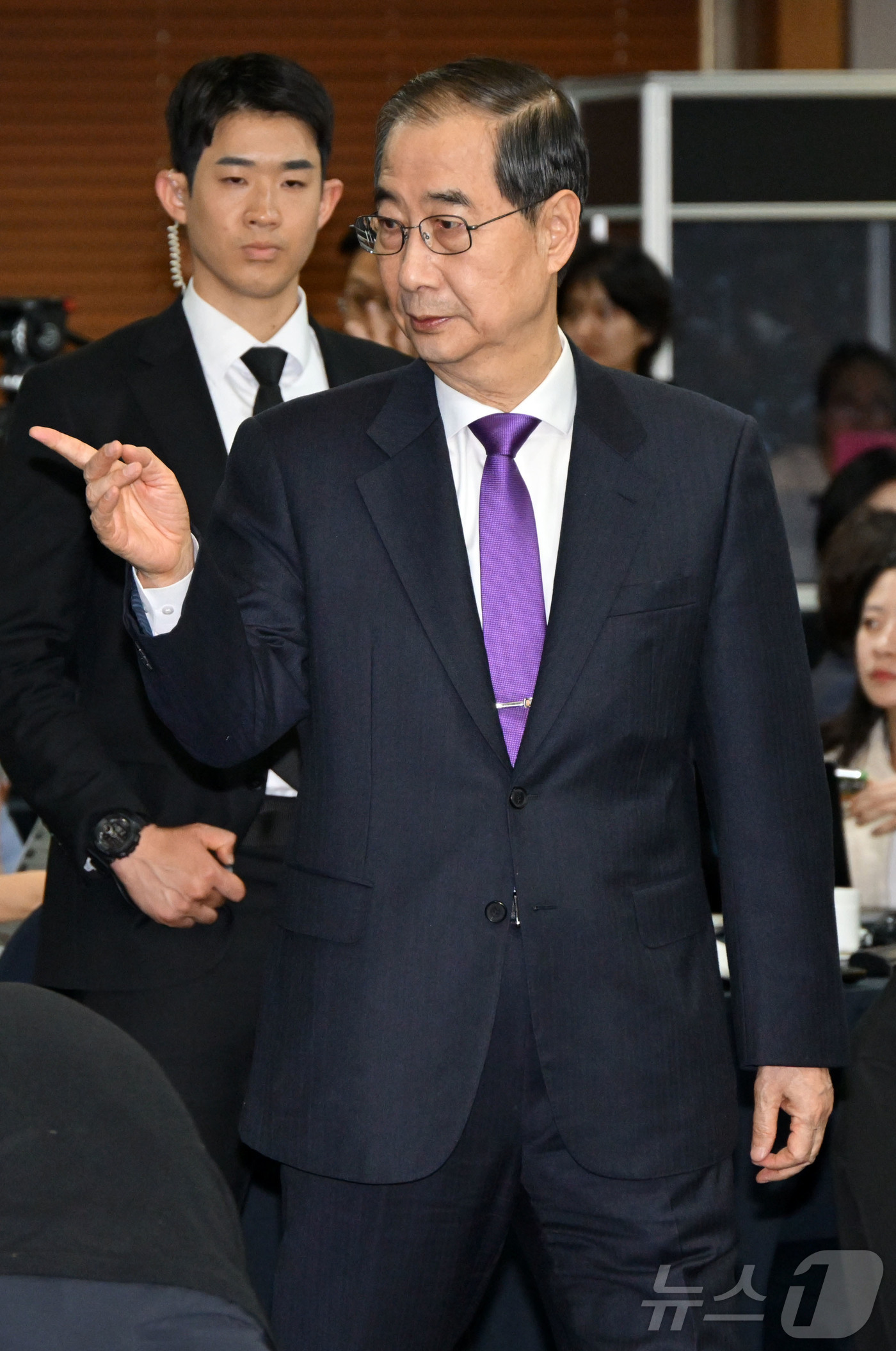 (서울=뉴스1) 국회사진취재단 = 한덕수 무소속 대선 예비후보가 7일 서울 중구 한국프레스센터에서 서울외신기자클럽 초청 기자간담회를 갖기 위해 입장하고 있다. 2025.5.7/뉴스 …