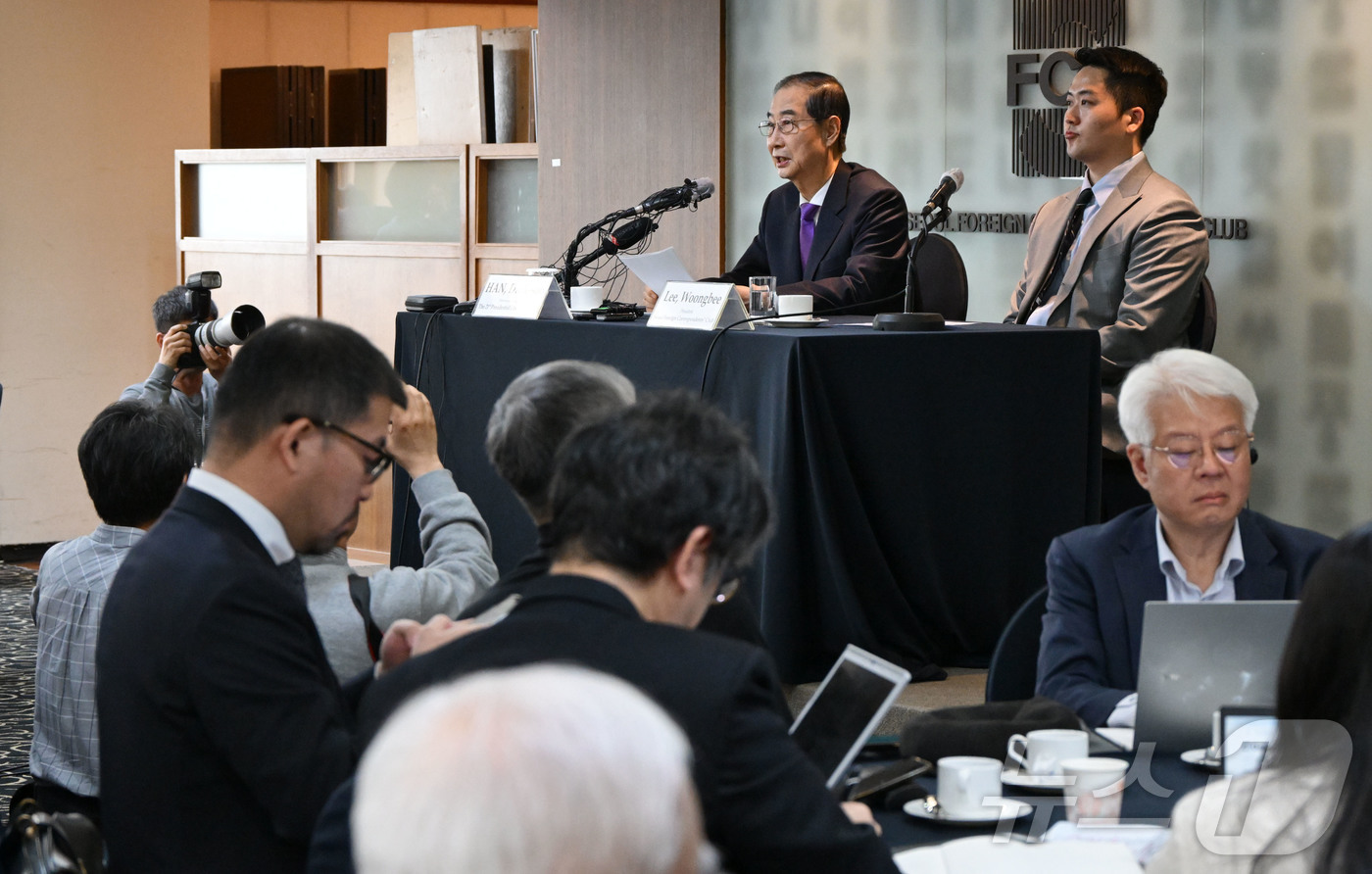 (서울=뉴스1) 국회사진취재단 = 한덕수 무소속 대선 예비후보가 7일 서울 중구 한국프레스센터에서 서울외신기자클럽 초청 기자간담회를 갖고 있다. 2025.5.7/뉴스1