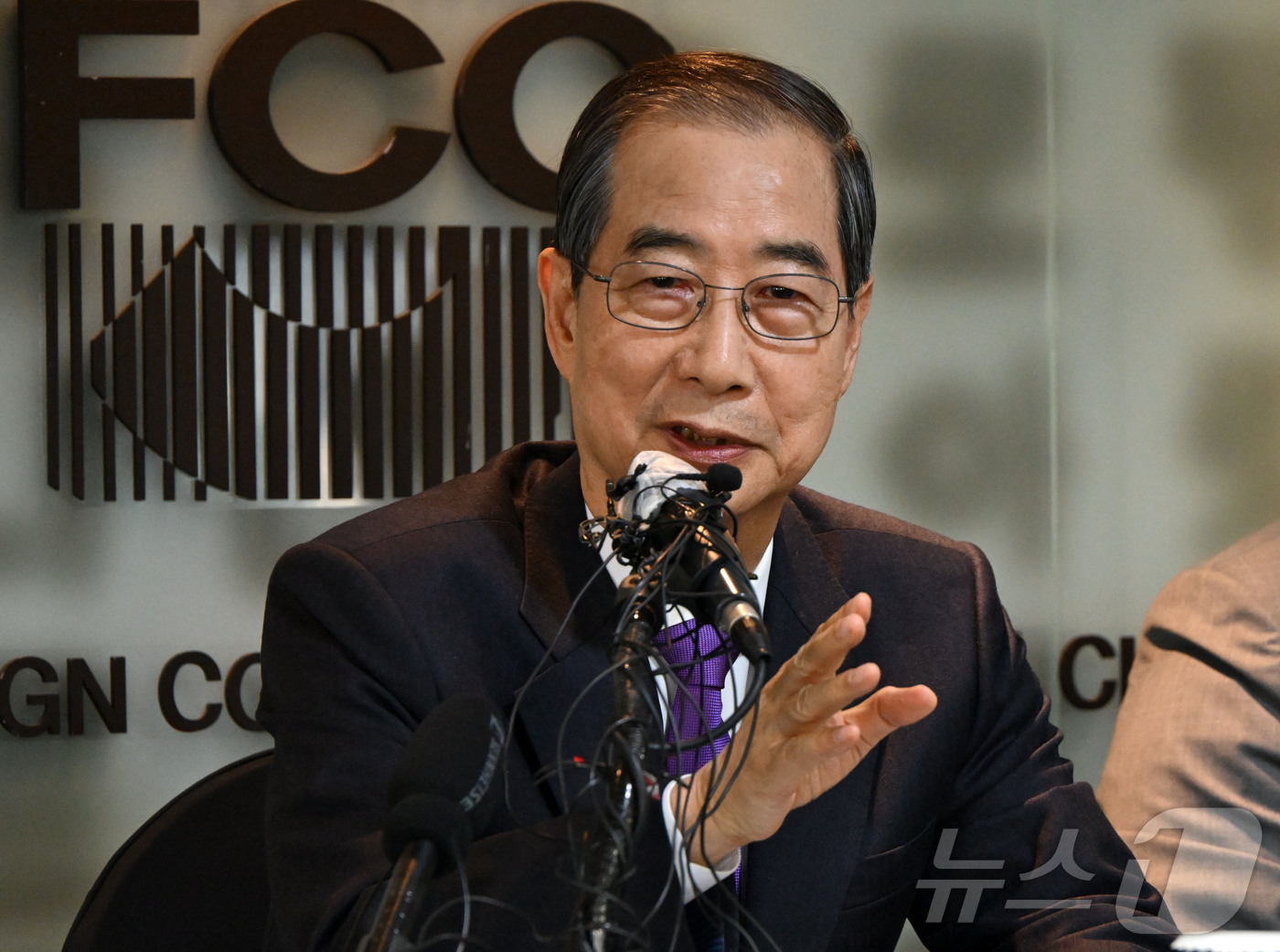 (서울=뉴스1) 국회사진취재단 = 한덕수 무소속 대선 예비후보가 7일 서울 중구 한국프레스센터에서 서울외신기자클럽 초청 기자간담회를 갖고 있다. 2025.5.7/뉴스1