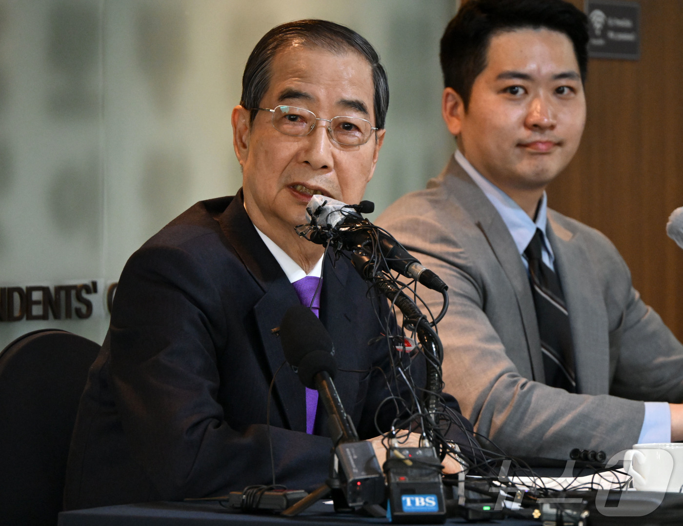 (서울=뉴스1) 국회사진취재단 = 한덕수 무소속 대선 예비후보가 7일 서울 중구 한국프레스센터에서 서울외신기자클럽 초청 기자간담회를 갖고 있다. 2025.5.7/뉴스1