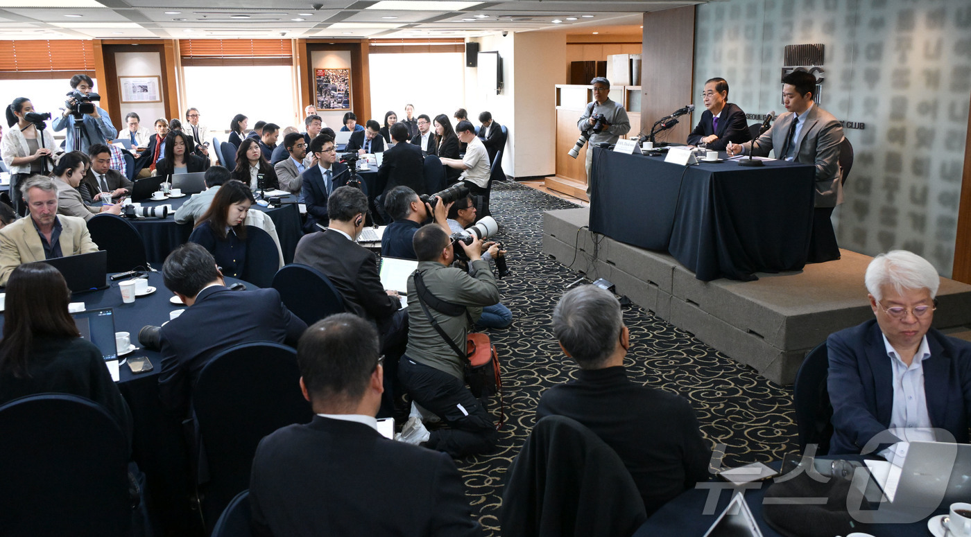 (서울=뉴스1) 국회사진취재단 = 한덕수 무소속 대선 예비후보가 7일 서울 중구 한국프레스센터에서 서울외신기자클럽 초청 기자간담회를 갖고 있다. 2025.5.7/뉴스1