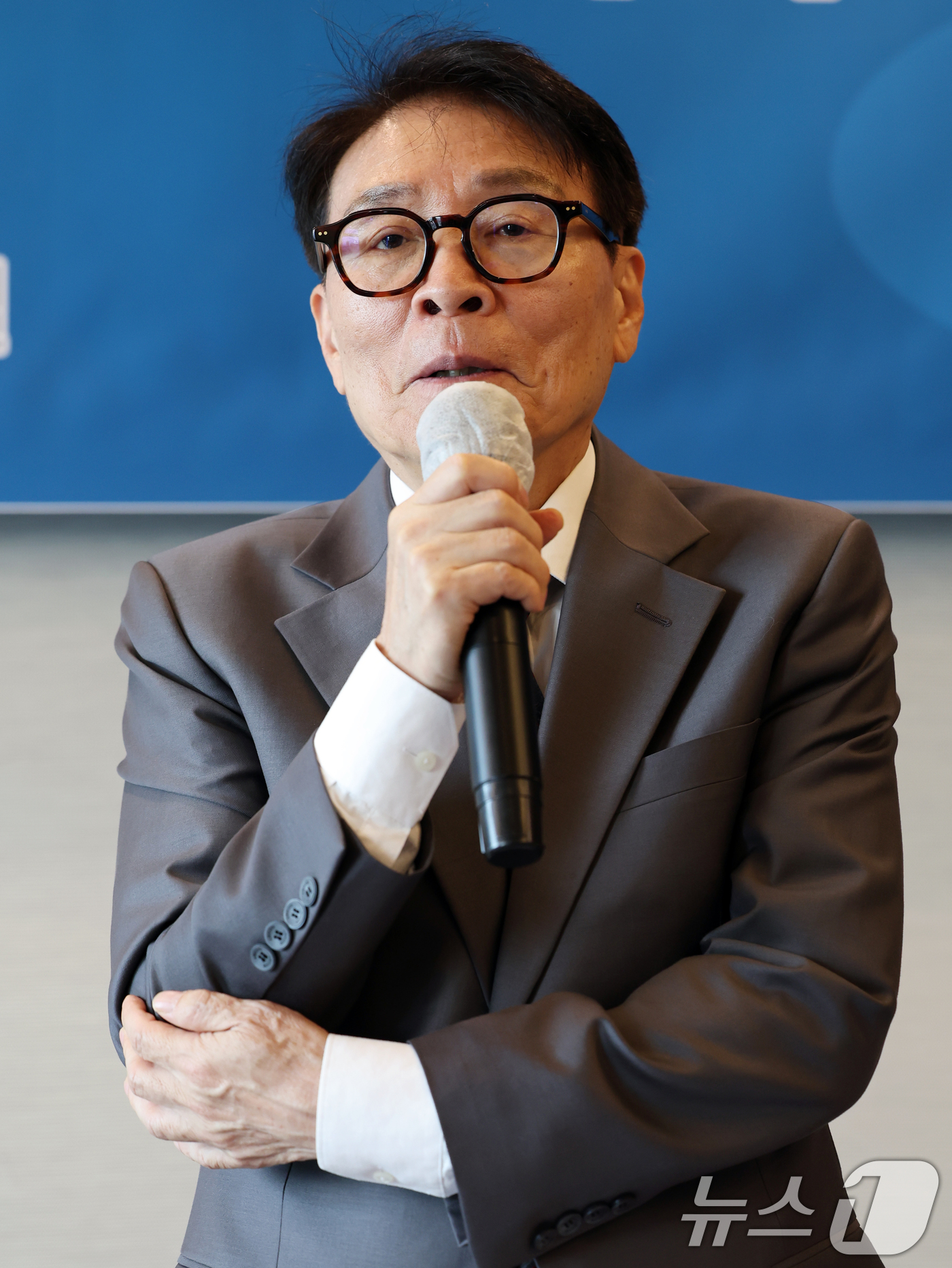 (서울=뉴스1) 황기선 기자 = 이은규 드라마창작자연대 이사장이 7일 오후 서울 중구 프레스센터에서 열린 '드라마 창작자 연대 창립 기자회견'에서 인사말을 하고 있다. 2025.5 …