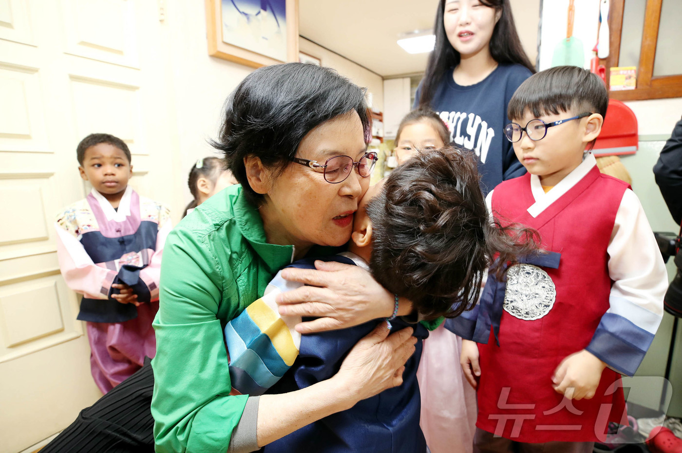 (광주=뉴스1) 박지현 기자 = 어버이날을 하루 앞둔 7일 광주 북구 중흥동 행정복지센터 직원과 중흥하나어린이집 아이들이 지역 돌봄어르신 세대를 방문해 카네이션을 전달하고 포옹으로 …