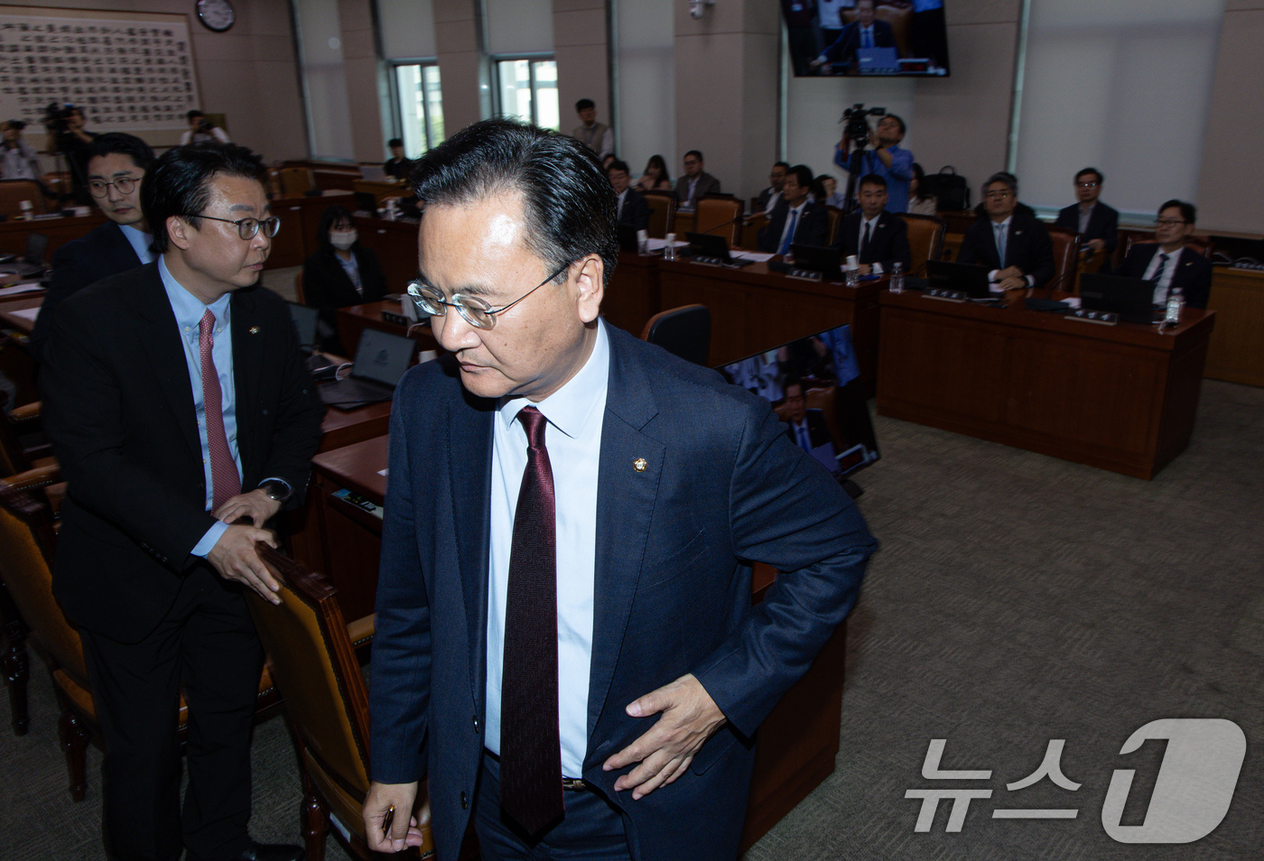 (서울=뉴스1) 이재명 기자 = 유상범 국회 법제사법위원회 국민의힘 간사를 비롯한 여당 법사위원들이 7일 오후 서울 여의도 국회에서 열린 법제사법위원회 전체회의에서 '대통령 당선시 …