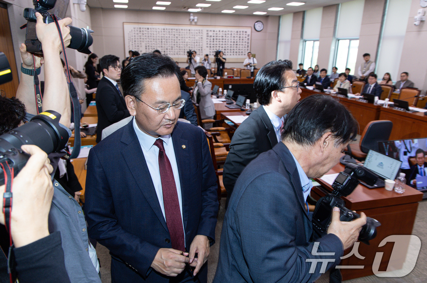 (서울=뉴스1) 이재명 기자 = 유상범 국회 법제사법위원회 국민의힘 간사를 비롯한 여당 법사위원들이 7일 오후 서울 여의도 국회에서 열린 법제사법위원회 전체회의에서 '대통령 당선시 …