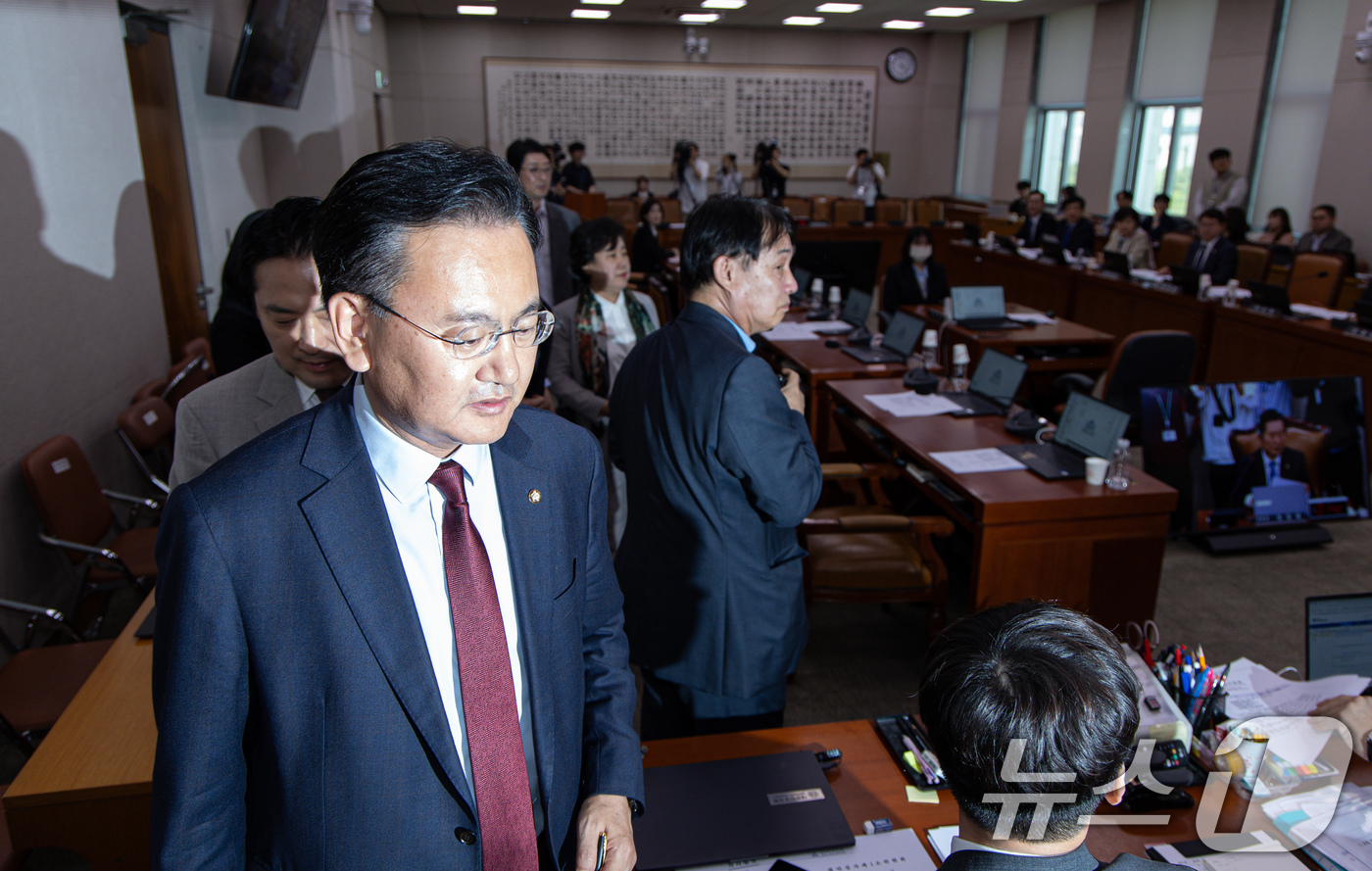 (서울=뉴스1) 이재명 기자 = 유상범 국회 법제사법위원회 국민의힘 간사를 비롯한 여당 법사위원들이 7일 오후 서울 여의도 국회에서 열린 법제사법위원회 전체회의에서 '대통령 당선시 …