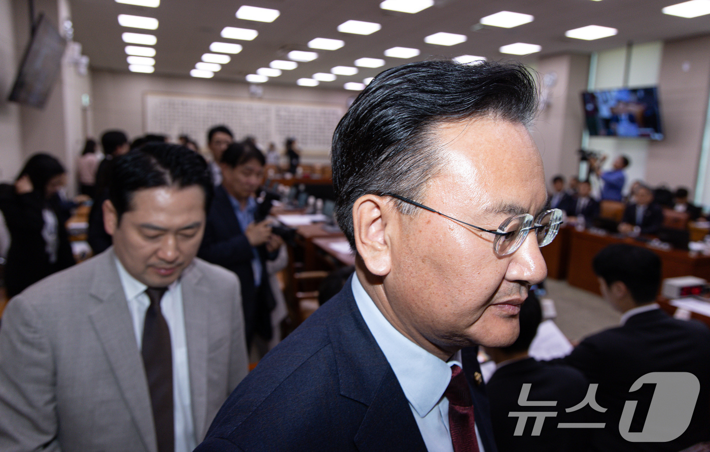 (서울=뉴스1) 이재명 기자 = 유상범 국회 법제사법위원회 국민의힘 간사를 비롯한 여당 법사위원들이 7일 오후 서울 여의도 국회에서 열린 법제사법위원회 전체회의에서 '대통령 당선시 …