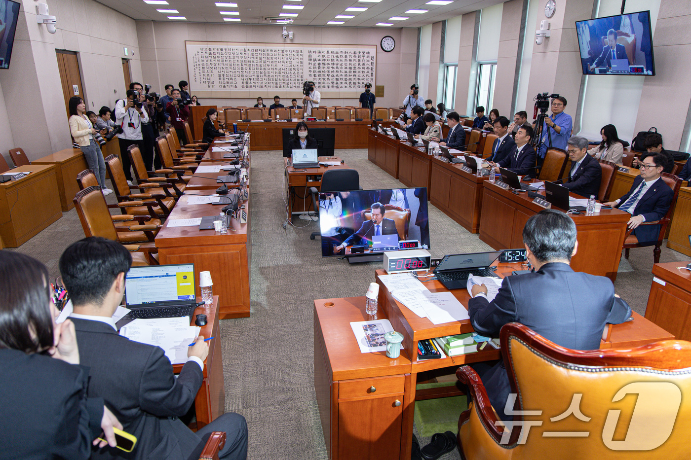 (서울=뉴스1) 이재명 기자 = 정청래 국회 법제사법위원회 위원장이 7일 오후 서울 여의도 국회에서 열린 법사위 전체회의에서 의사봉을 두드리고 있다.이날 국민의힘 법사위원들은 '대 …