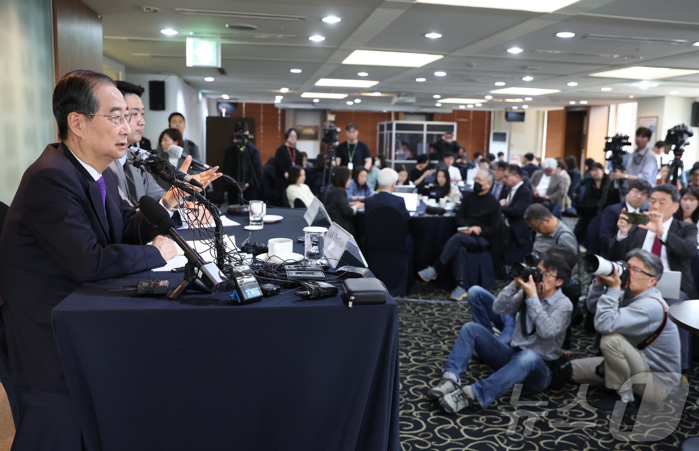 (서울=뉴스1) 국회사진취재단 = 한덕수 무소속 대통령선거 예비후보가 7일 오후 서울 중구 한국프레스센터에서 열린 서울외신기자클럽 초청 기자간담회를 갖고 있다. 2025.5.7/뉴 …