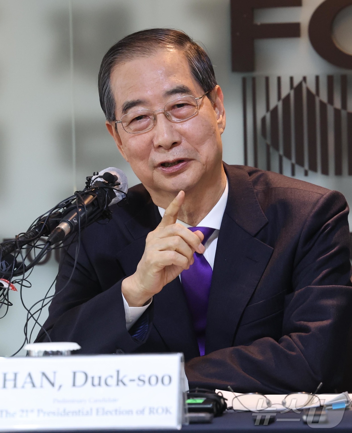 (서울=뉴스1) 국회사진취재단 = 한덕수 무소속 대통령선거 예비후보가 7일 오후 서울 중구 한국프레스센터에서 열린 서울외신기자클럽 초청 기자간담회를 갖고 있다. 2025.5.7/뉴 …