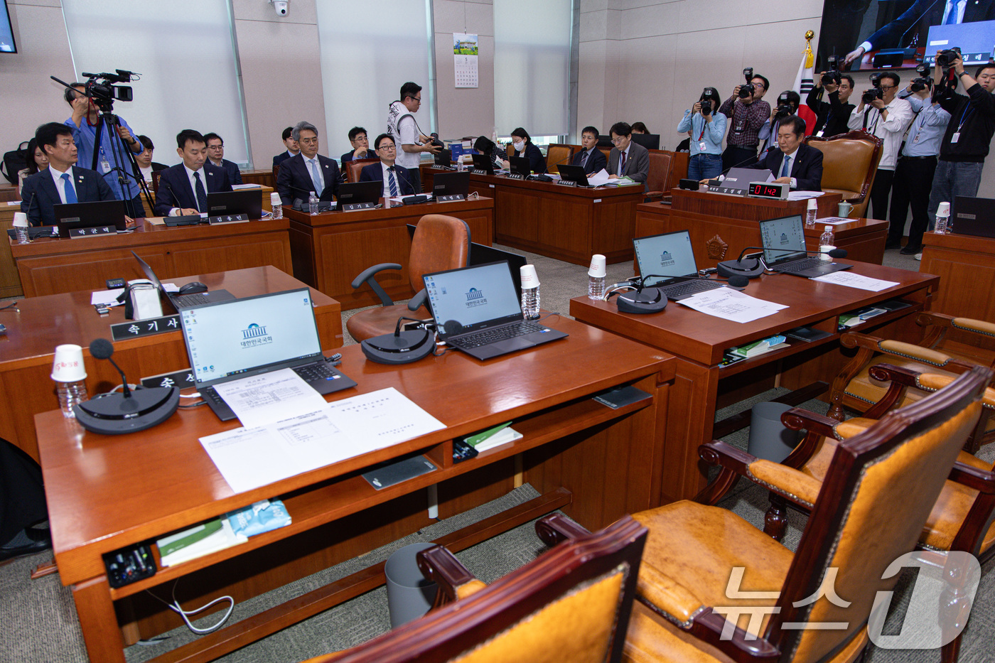 (서울=뉴스1) 이재명 기자 = 정청래 국회 법제사법위원회 위원장이 7일 오후 서울 여의도 국회에서 열린 법사위 전체회의에서 의사봉을 두드리고 있다.이날 국민의힘 법사위원들은 '대 …