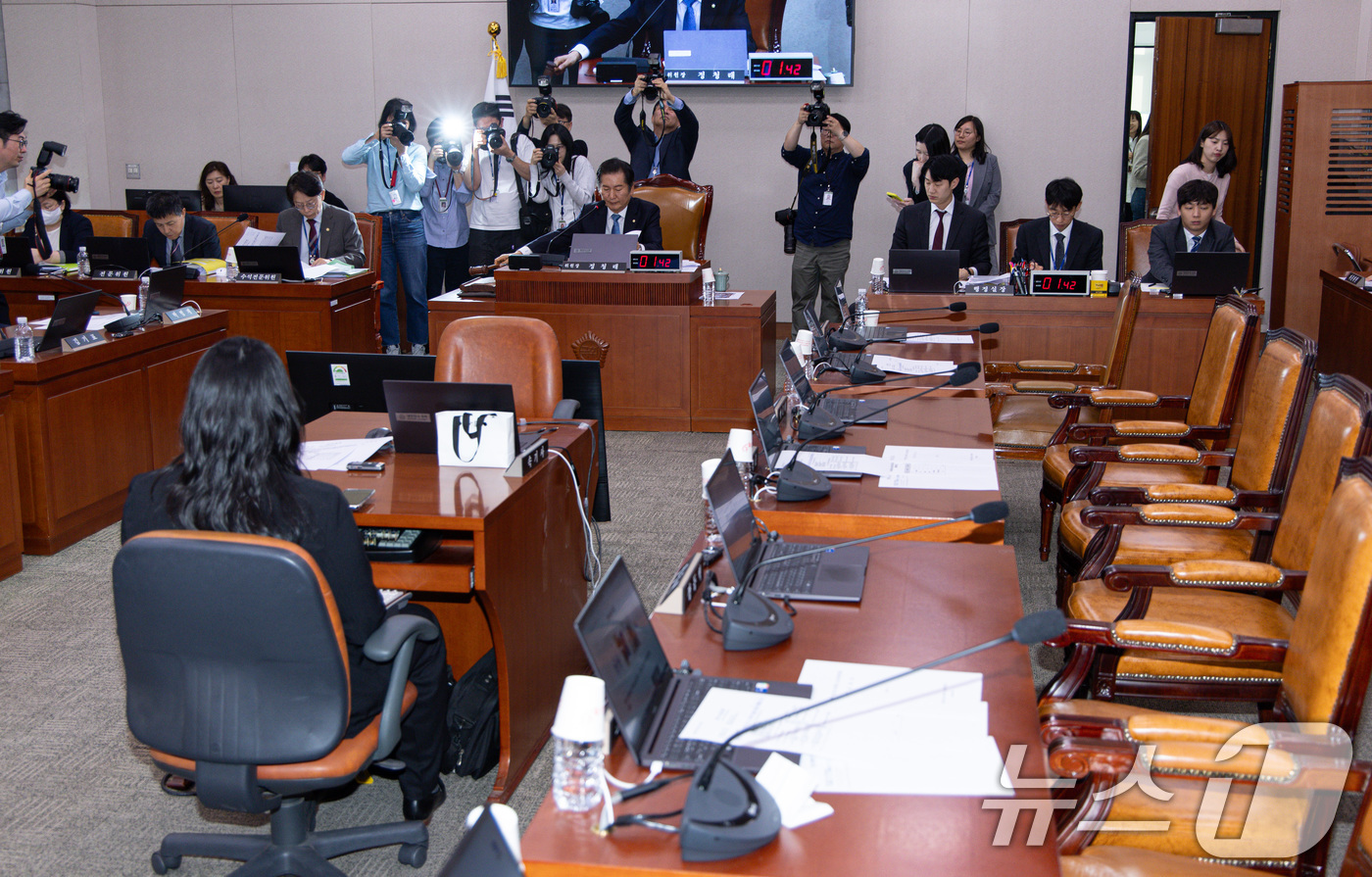 (서울=뉴스1) 이재명 기자 = 정청래 국회 법제사법위원회 위원장이 7일 오후 서울 여의도 국회에서 열린 법사위 전체회의에서 의사봉을 두드리고 있다.이날 국민의힘 법사위원들은 '대 …