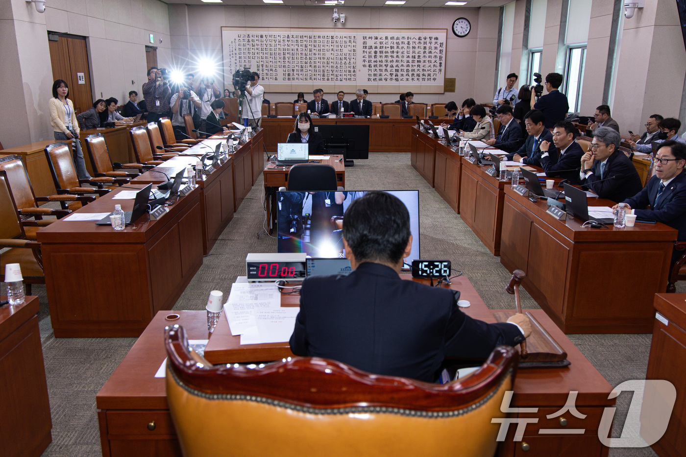 (서울=뉴스1) 이재명 기자 = 정청래 국회 법제사법위원회 위원장이 7일 오후 서울 여의도 국회에서 열린 법사위 전체회의에서 의사봉을 두드리고 있다.이날 국민의힘 법사위원들은 '대 …