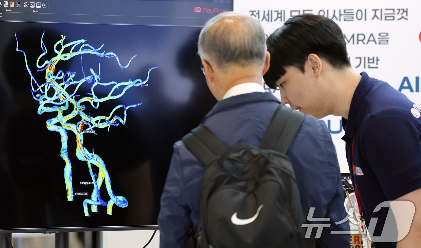 (서울=뉴스1) 이동해 기자 = 7일 서울 강남구 코엑스에서 열린 '바이오코리아 2025'에서 관람객들이 2D 흑백 MRA를 3D컬러 테이터 기반 MRA로 판독하는 프로그램 설명을 …