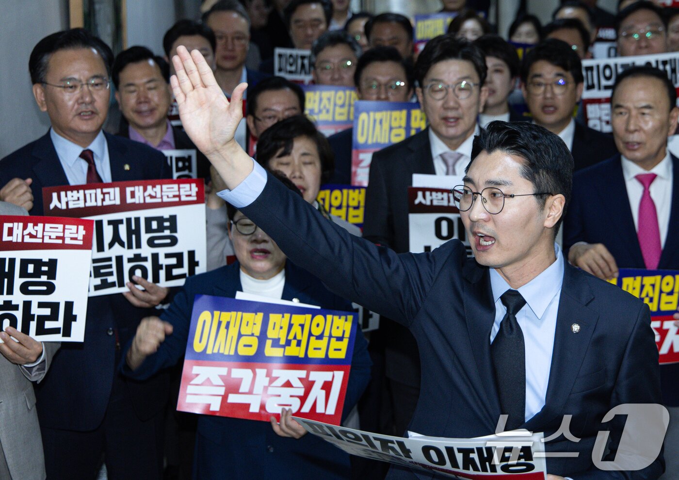 본문 이미지 - 주진우 국민의힘 의원을 비롯한 의원들이 7일 오후 서울 여의도 국회 법제사법위원회 전체회의장 앞에서 '대통령 당선시 재판 정지법' 상정 규탄을 하고 있다. 2025.5.7/뉴스1 ⓒ News1 이재명 기자