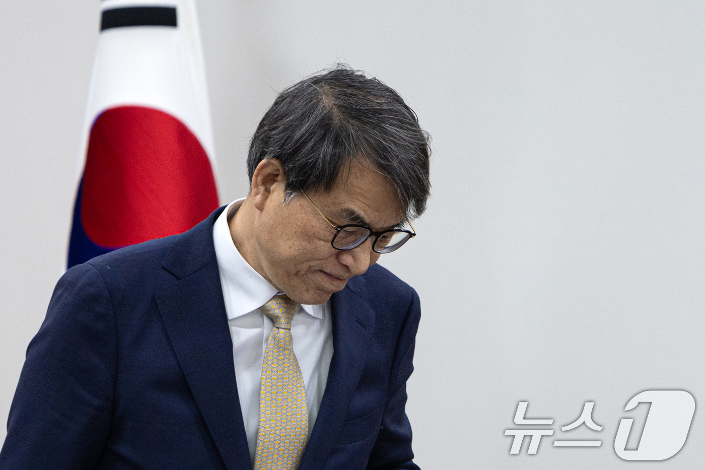 (과천=뉴스1) 이승배 기자 = 노태악 중앙선거관리위원장이 7일 경기 과천시 중앙선거관리위원회에서 열린 제 21대 대통령선거 시·도위원회 위원장 화상회의에 참석하고 있다. 2025 …