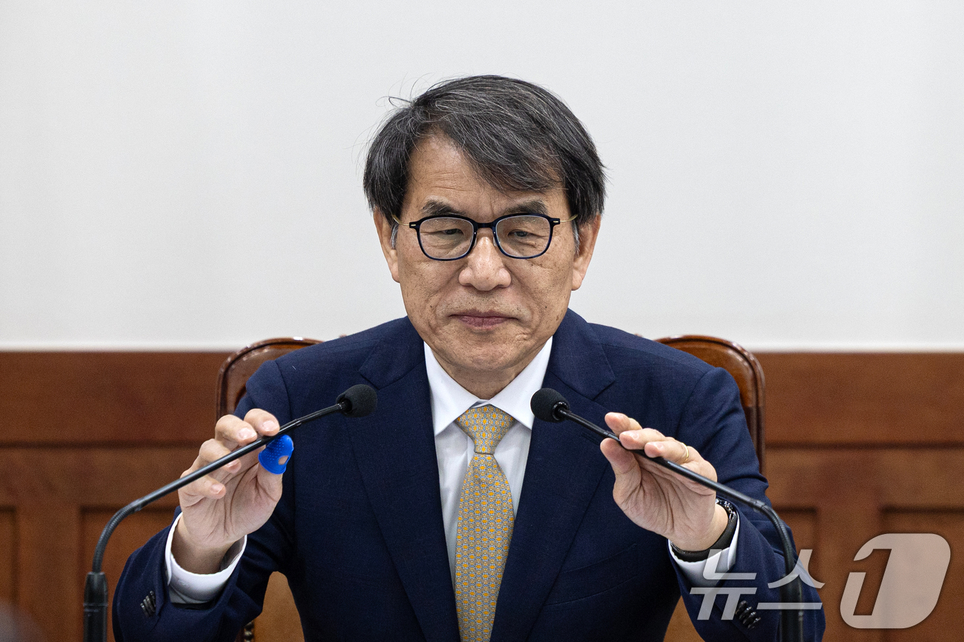 (과천=뉴스1) 이승배 기자 = 노태악 중앙선거관리위원장이 7일 경기 과천시 중앙선거관리위원회에서 열린 제 21대 대통령선거 시·도위원회 위원장 화상회의를 주재하고 있다. 2025 …