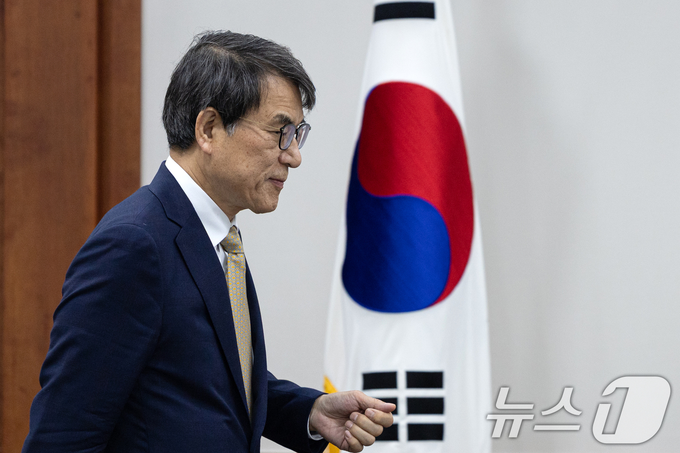 (과천=뉴스1) 이승배 기자 = 노태악 중앙선거관리위원장이 7일 경기 과천시 중앙선거관리위원회에서 열린 제 21대 대통령선거 시·도위원회 위원장 화상회의에 참석하고 있다. 2025 …