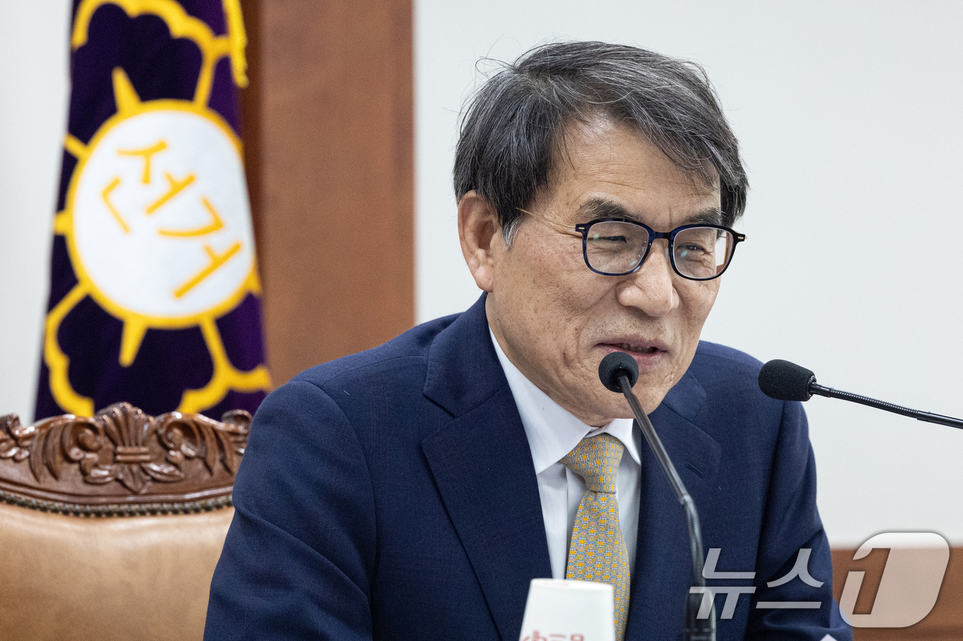 (과천=뉴스1) 이승배 기자 = 노태악 중앙선거관리위원장이 7일 경기 과천시 중앙선거관리위원회에서 열린 제 21대 대통령선거 시·도위원회 위원장 화상회의를 주재하고 있다. 2025 …