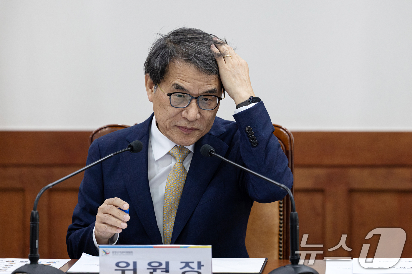 (과천=뉴스1) 이승배 기자 = 노태악 중앙선거관리위원장이 7일 경기 과천시 중앙선거관리위원회에서 열린 제 21대 대통령선거 시·도위원회 위원장 화상회의에 참석하고 있다. 2025 …