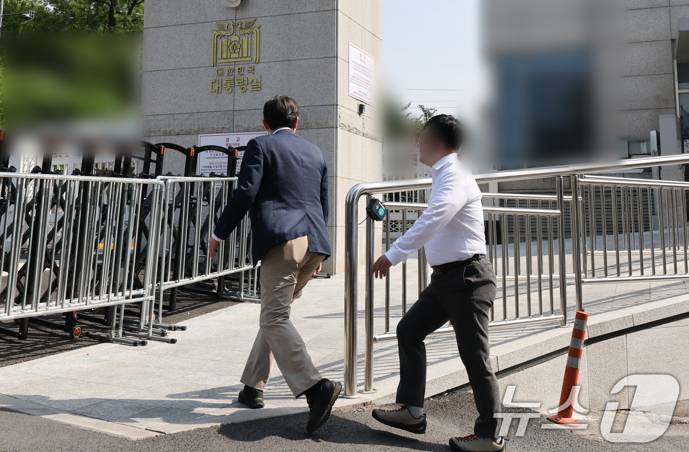 (서울=뉴스1) 허경 기자 = 해병대원 순직사건 수사외압 의혹을 수사 중인 고위공직자범죄수사처(공수처) 수사관들이 대통령비서실과 국가안보실에 대한 압수수색을 시도하기 위해 7일 서 …