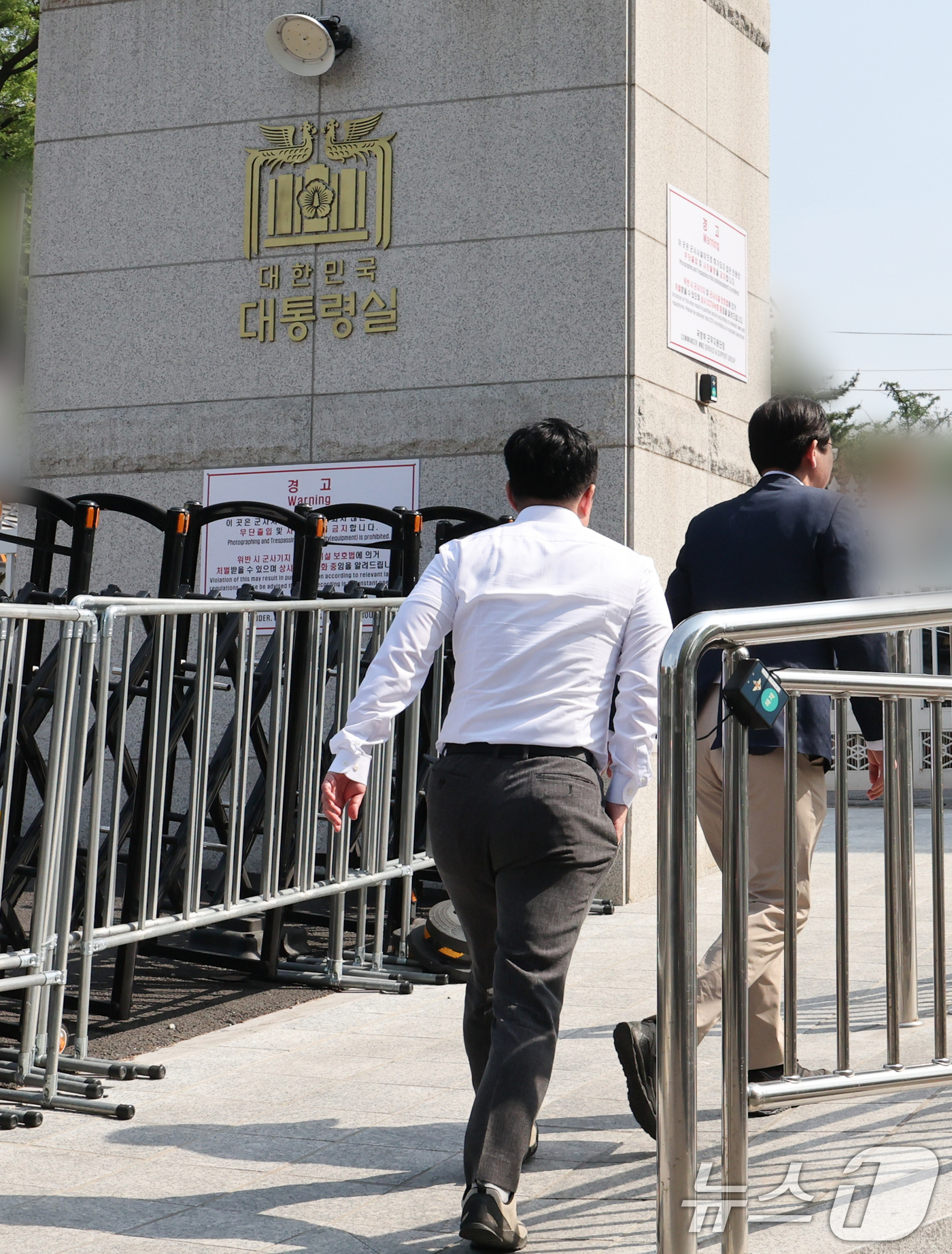 (서울=뉴스1) 허경 기자 = 해병대원 순직사건 수사외압 의혹을 수사 중인 고위공직자범죄수사처(공수처) 수사관들이 대통령비서실과 국가안보실에 대한 압수수색을 시도하기 위해 7일 서 …