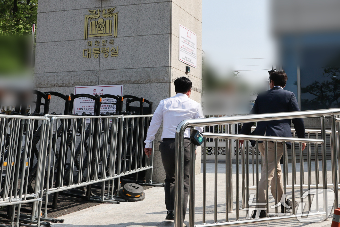 (서울=뉴스1) 허경 기자 = 해병대원 순직사건 수사외압 의혹을 수사 중인 고위공직자범죄수사처(공수처) 수사관들이 대통령비서실과 국가안보실에 대한 압수수색을 시도하기 위해 7일 서 …