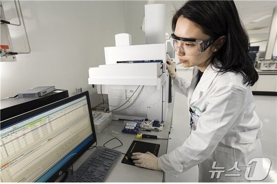 본문 이미지 -  GC녹십자 연구원이 물질 분석을 하고 있다.&#40;GC녹십자 제공&#41;/뉴스1
