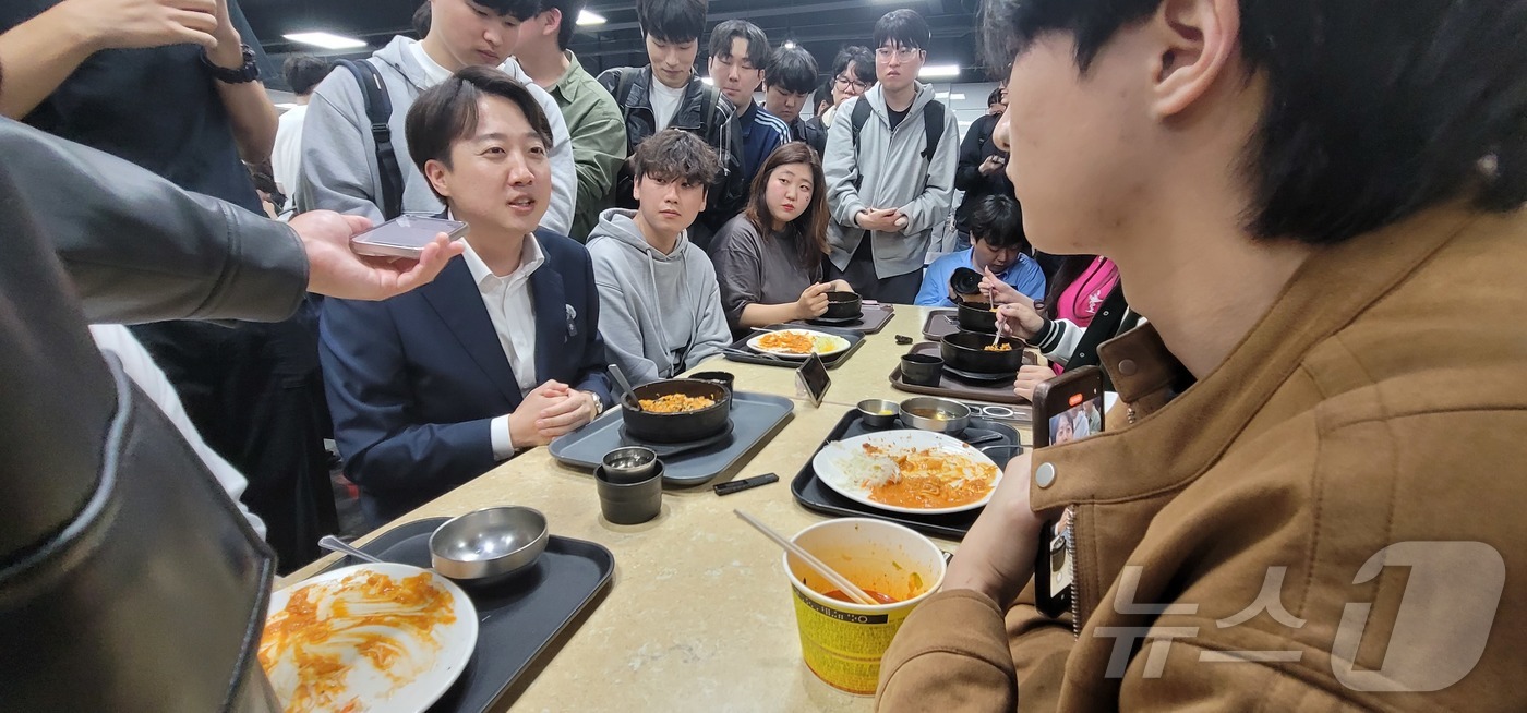 (대전=뉴스1) 김종서 기자 = 이준석 개혁신당 대선 후보가 7일 대전 유성구 충남대학교 학생식당을 찾아 학생들과 함께 점심을 먹으며 이야기를 나누고 있다. ⓒ 뉴스1 2025.5 …