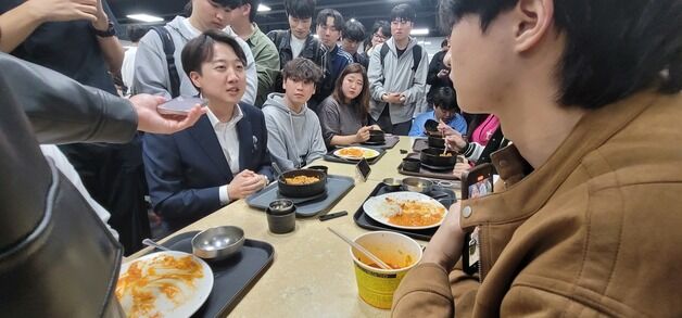 충남대 학생들과 학식 먹는 이준석