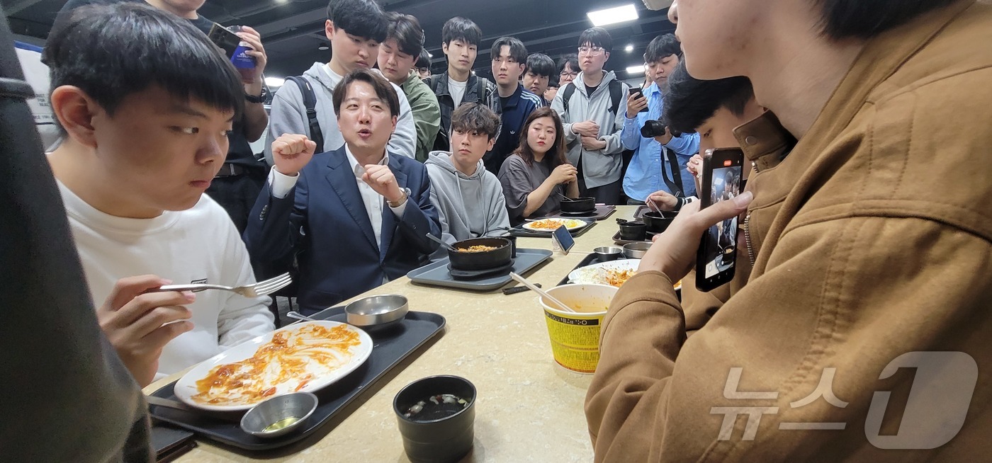 (대전=뉴스1) 김종서 기자 = 이준석 개혁신당 대선 후보가 7일 대전 유성구 충남대학교 학생식당을 찾아 학생들과 함께 점심을 먹으며 이야기를 나누고 있다. ⓒ 뉴스1 2025.5 …