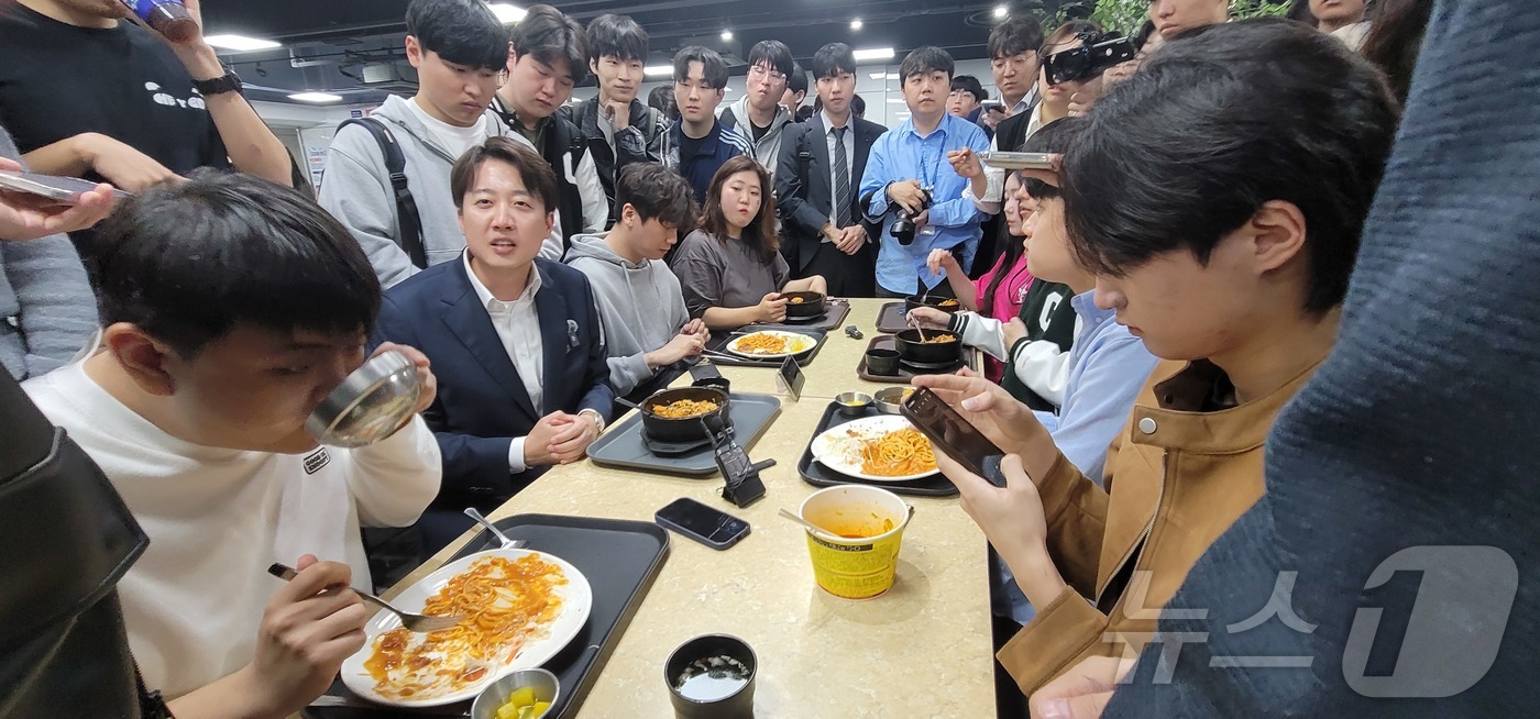 (대전=뉴스1) 김종서 기자 = 이준석 개혁신당 대선 후보가 7일 대전 유성구 충남대학교 학생식당을 찾아 학생들과 함께 점심을 먹으며 이야기를 나누고 있다. ⓒ 뉴스1 2025.5 …